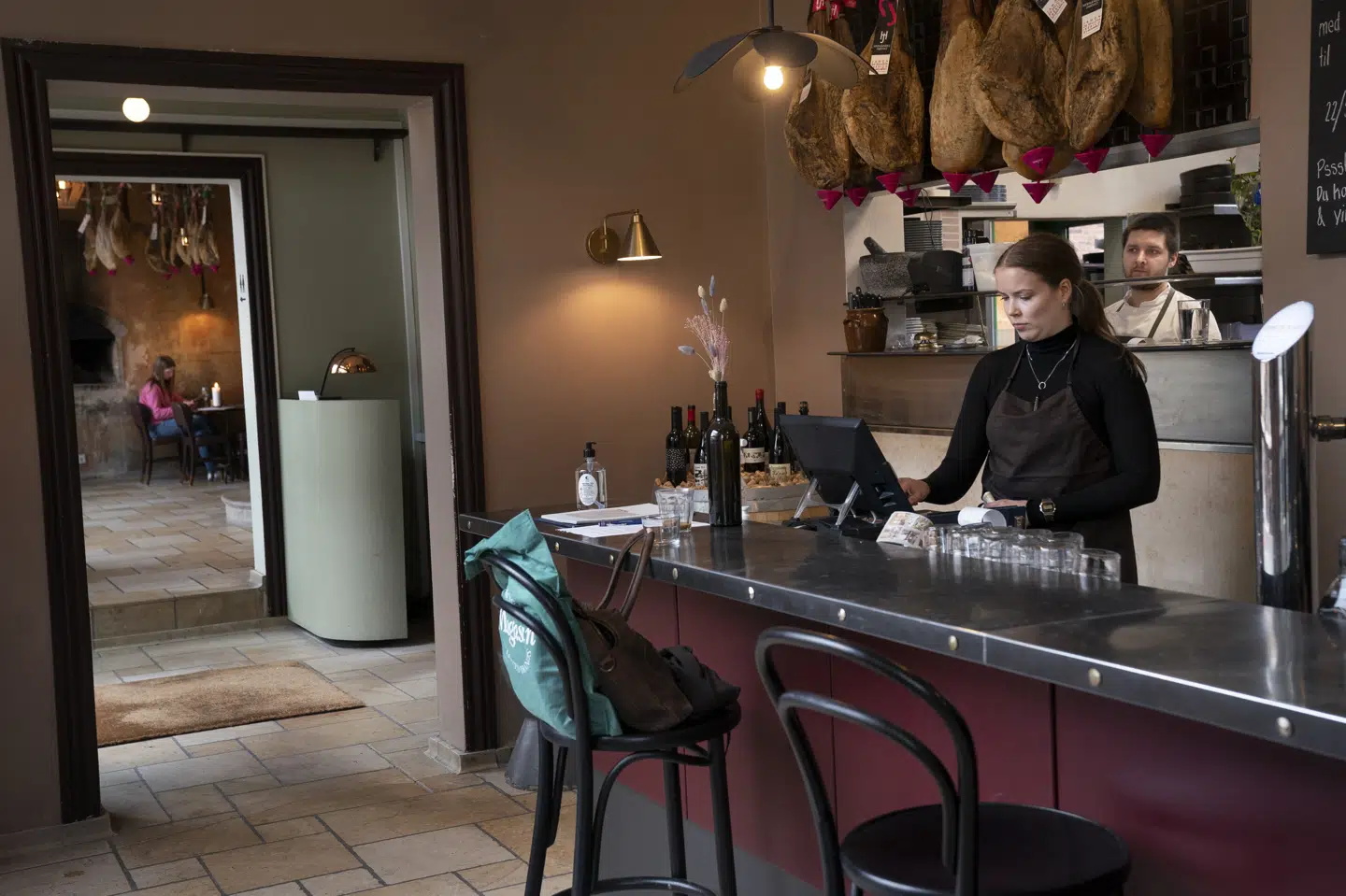 Der blev indført krav om bordbestilling på restauranter og barer i forbindelse med genåbningen 21. april. (Arkivfoto) Liselotte Sabroe/Ritzau Scanpix