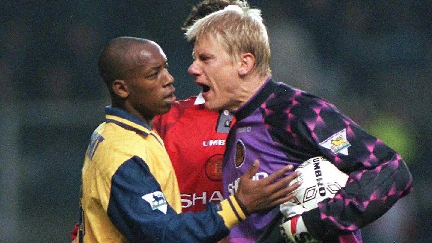 Ian Wright og Peter Scmeichel i en kamp i Premier League i 1996.