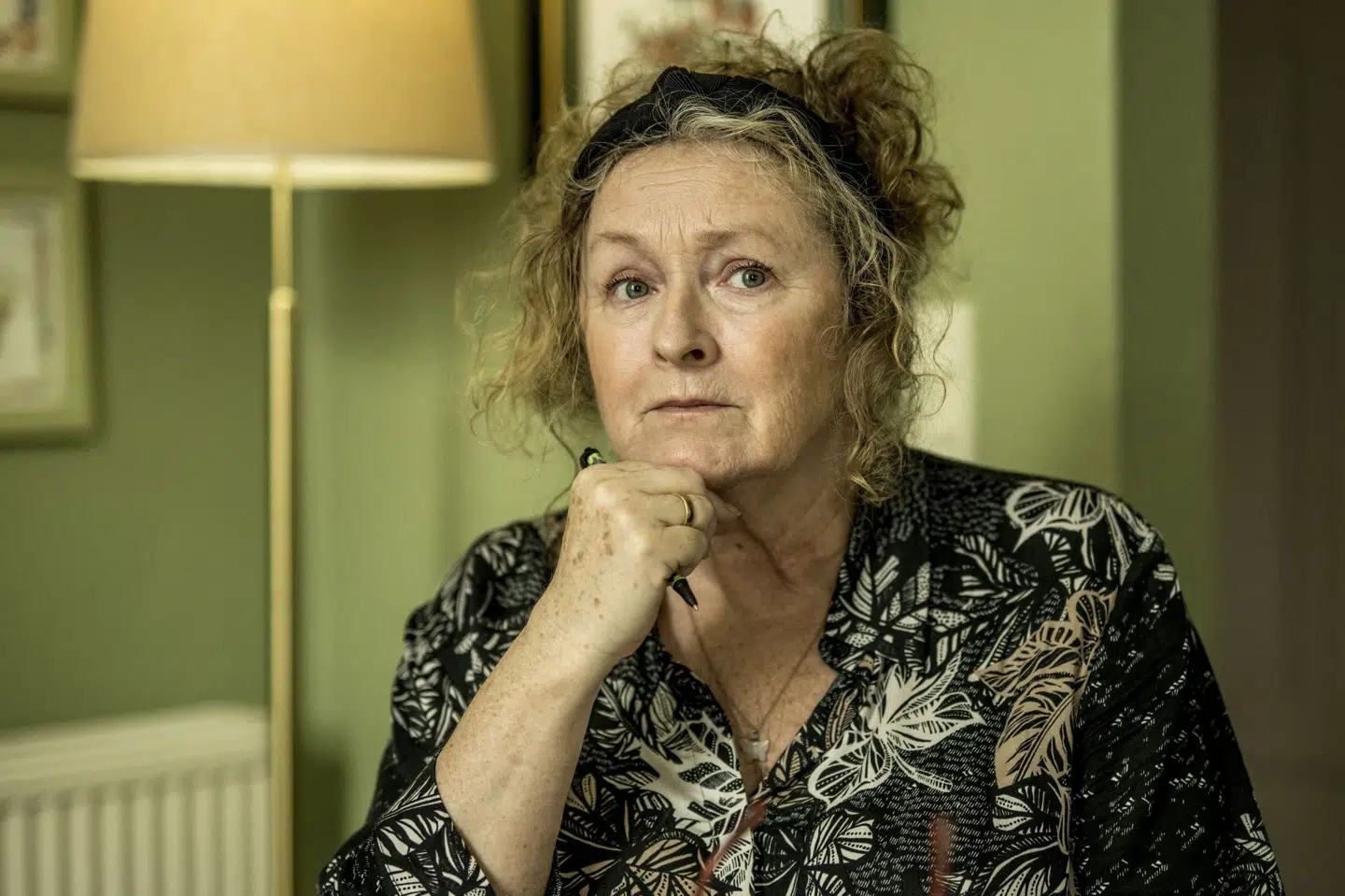 Kirsten Lehfeldt mener, at det er fint at lave endnu en sæson af Minkavlerne, selv om at de danske minkavlere måtte aflive alle deres dyr på grund af fare for coronamutation i mink. - Serien handler jo om mennesker. Det er komedie og ikke skarp politisk satire, siger hun. Per Arnesen/TV2/Free