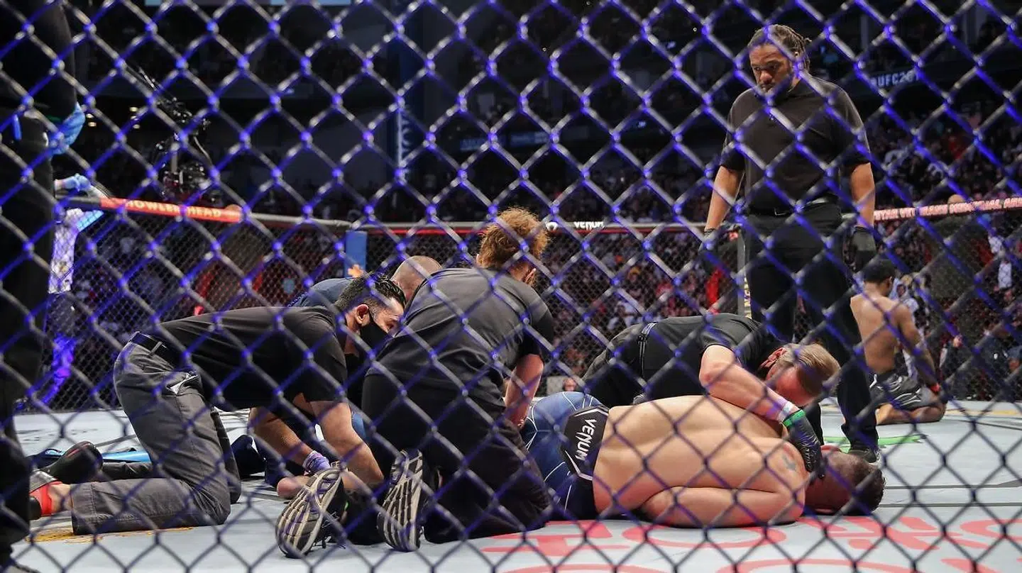 En ulykkelig Chris Weidman får hjælp efter skrækskaden.