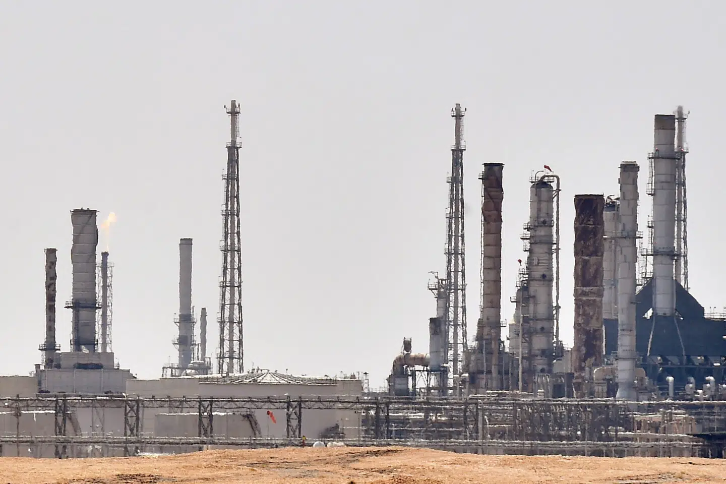 Aramco er verdens største olieselskab og har ifølge Bloomberg en værdi af 1816 milliarder dollar. Her ses et af Aramcos anlæg nær Al-Kharj syd for hovedstaden Riyadh. (Arkivfoto) Fayez Nureldine/Ritzau Scanpix