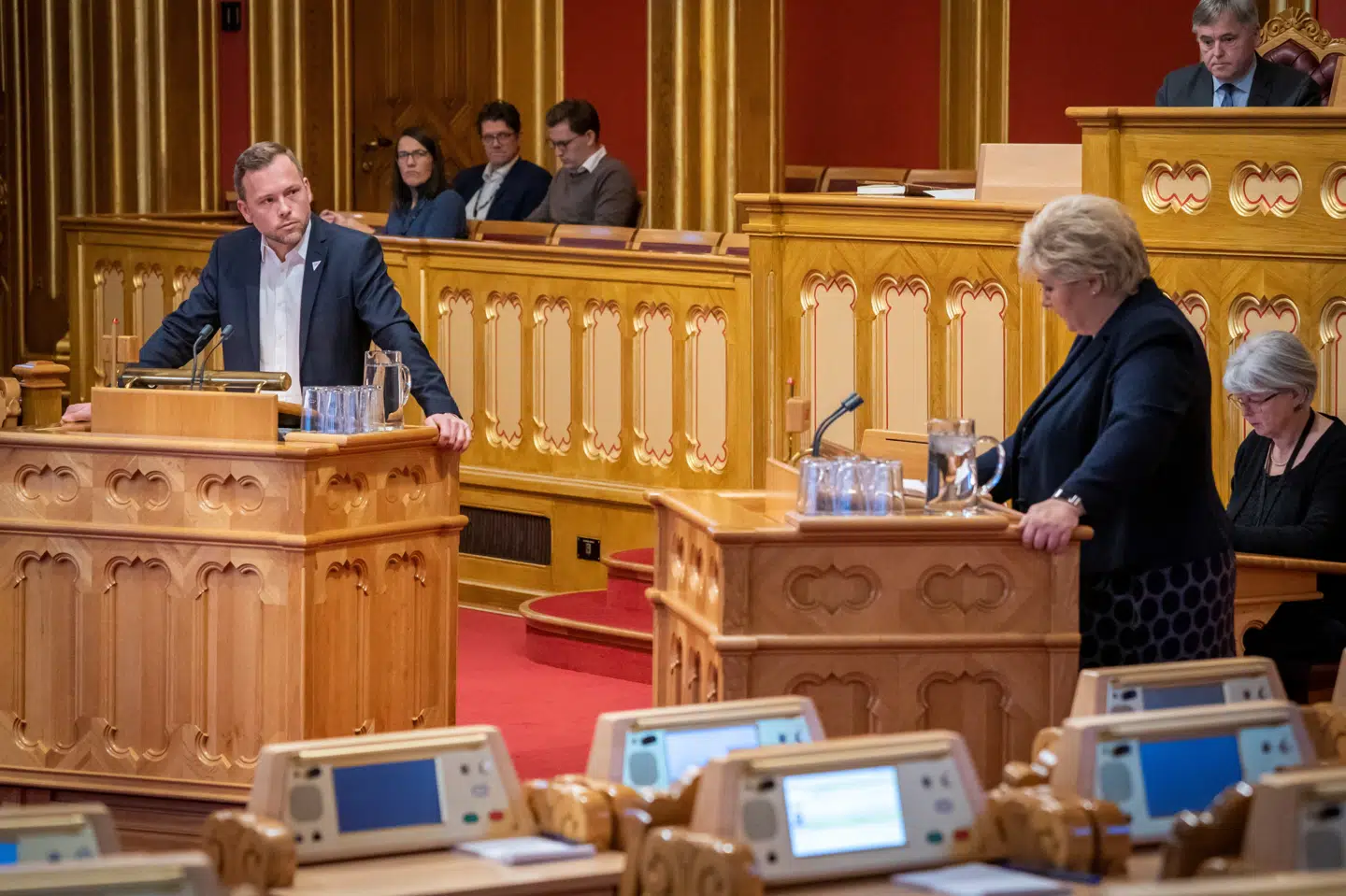 Norges statsminister, Erna Solberg, ses i det norske parlament med lederen af Sosialistisk Venstreparti (SV), Audun Lysbakken. SV foreslår at forlænge grænsen for at få en abort til 22 uger. (Arkivfoto) Heiko Junge/Ritzau Scanpix