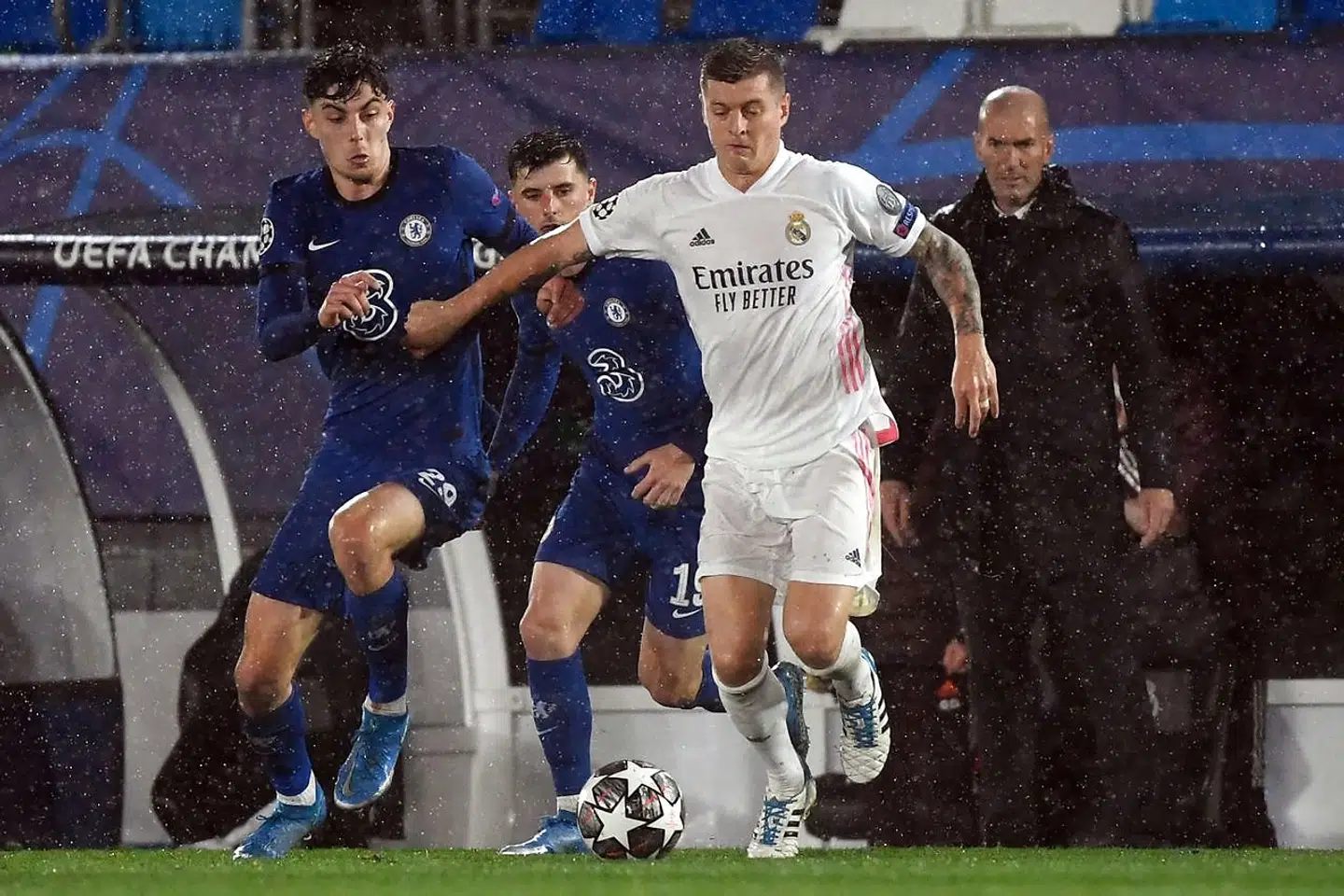 Chelsea's English midfielder Callum Hudson-Odoi (L) vies with Real Madrid's German midfielder Toni Kroos during the UEFA Champions League semi-final first leg football match between Real Madrid and Chelsea at the Alfredo di Stefano stadium in Valdebebas, on the outskirts of Madrid, on April 27, 2021. (Photo by PIERRE-PHILIPPE MARCOU / AFP)
