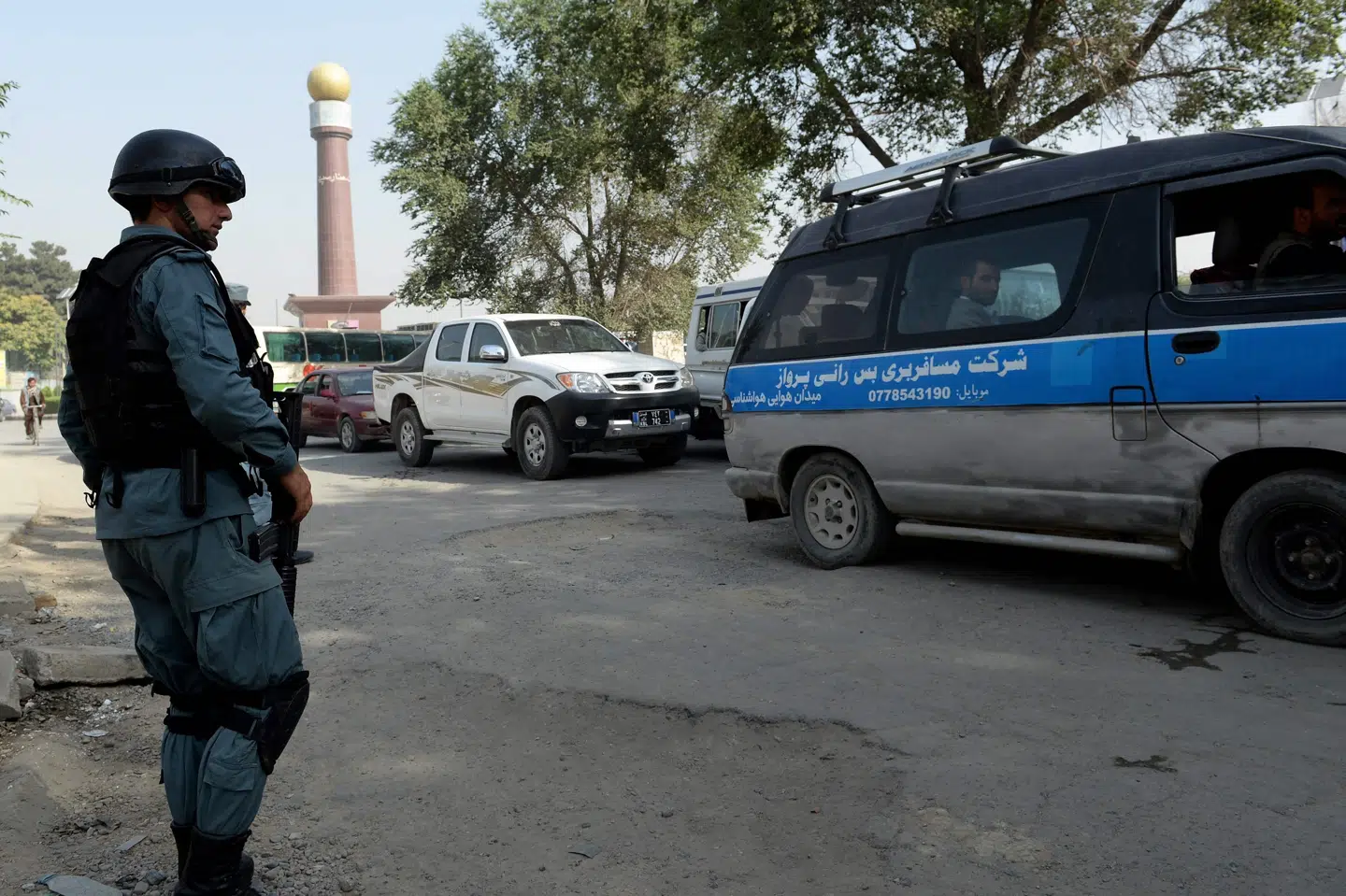 En afghansk politimand holder vagt ved den amerikanske ambassade i Kabul. Tirsdag har USA beordret alle ambassadeansatte, der kan passe deres arbejde andre steder fra, til at forlade den afghanske hovedstad. (Arkivfoto) Shah Marai/Ritzau Scanpix