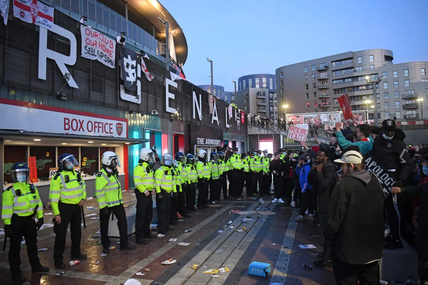 Arsenal-tilhængere mødte i fredags op foran Emirates Stadium, hvor de krævede klubejer Stan Kroenkes afgang. Daniel Leal-Olivas/Ritzau Scanpix