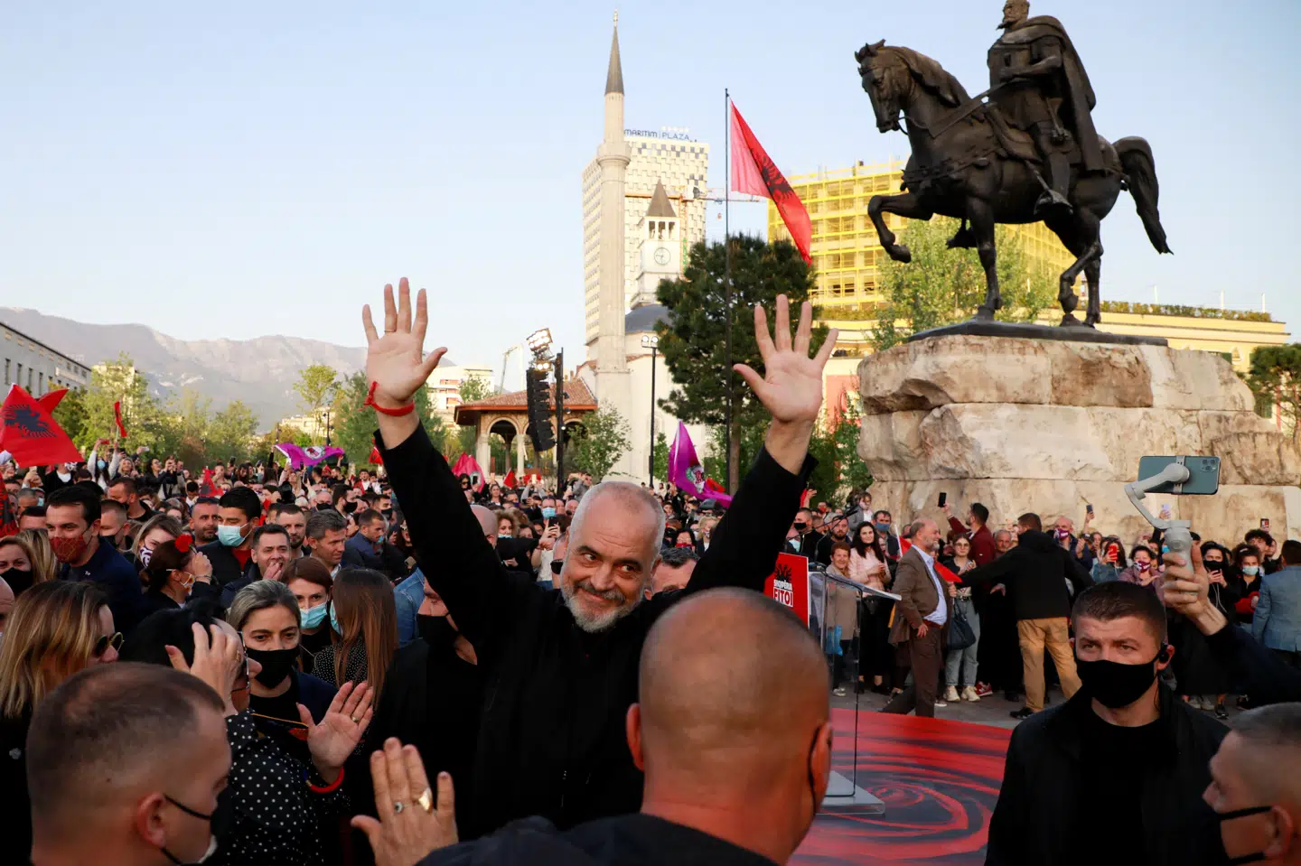 Albaniens premierminister og leder af Socialistpartiet, Edi Rama, vinker til sine tilhængere i det centrale Tirana tirsdag aften, hvor han fejrer partiets sejr ved søndagens valg. Florion Goga/Reuters