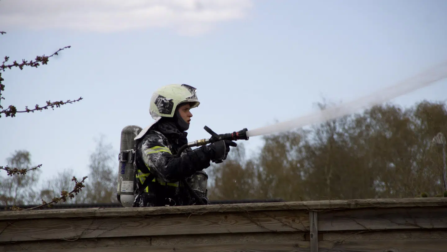 Brandvæsnet er stadig i gang. Foto: Mathias Øgendahl