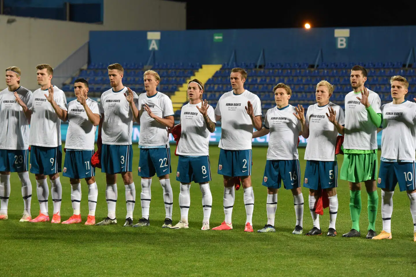 Det norske fodboldlandshold bar en t-shirt med budskab om menneskerettigheder forud for VM-kvalifikationskampen mod Montenegro 30. marts. Savo Prelevic/Ritzau Scanpix