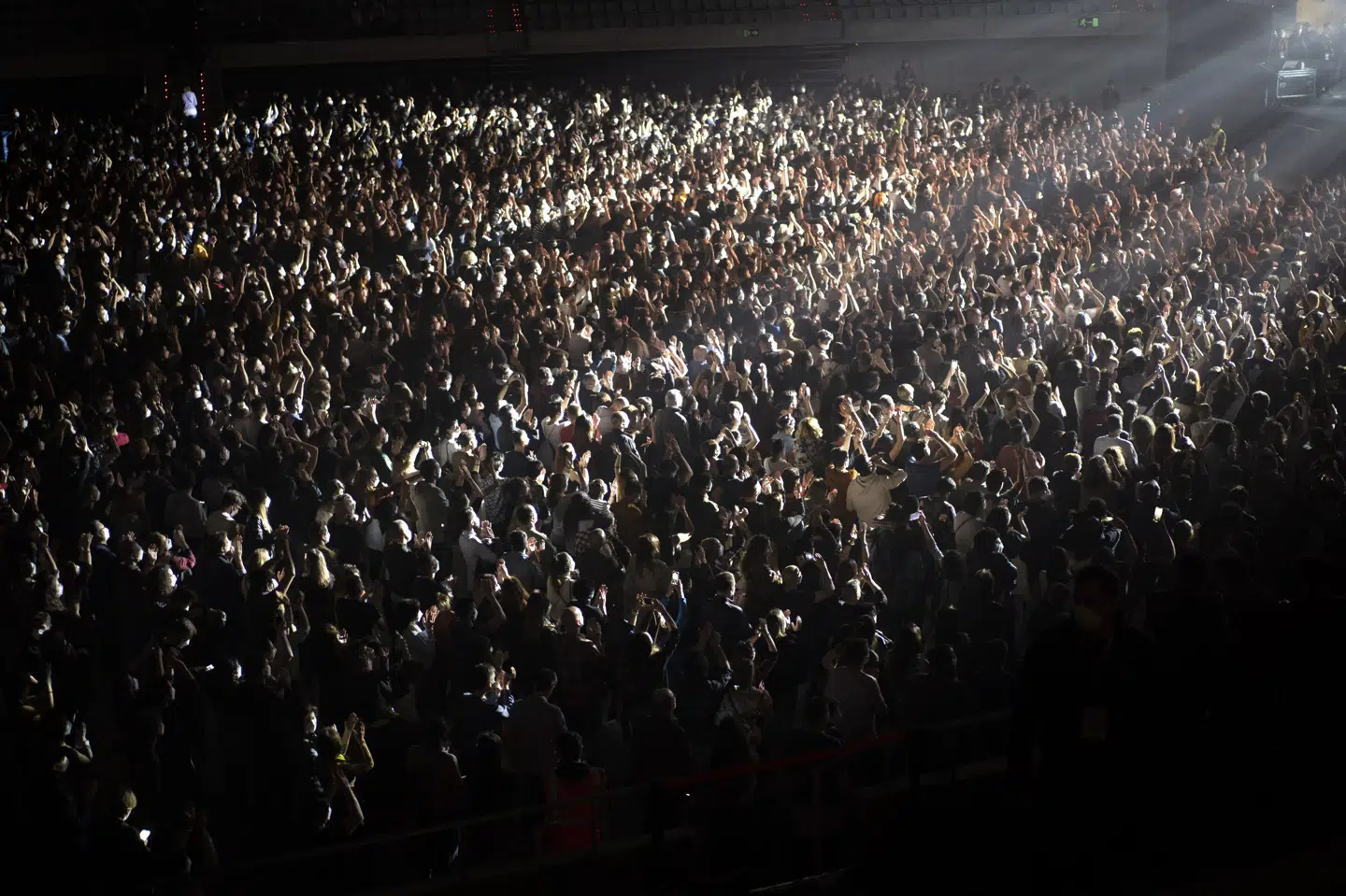 Et forsøg i den spanske storby Barcelona for en måned siden tyder ikke på, at der blev spredt coronasmitte blandt de 5000 mennesker ved en koncert med bandet Love of Lesbian. Emilio Morenatti/Ritzau Scanpix