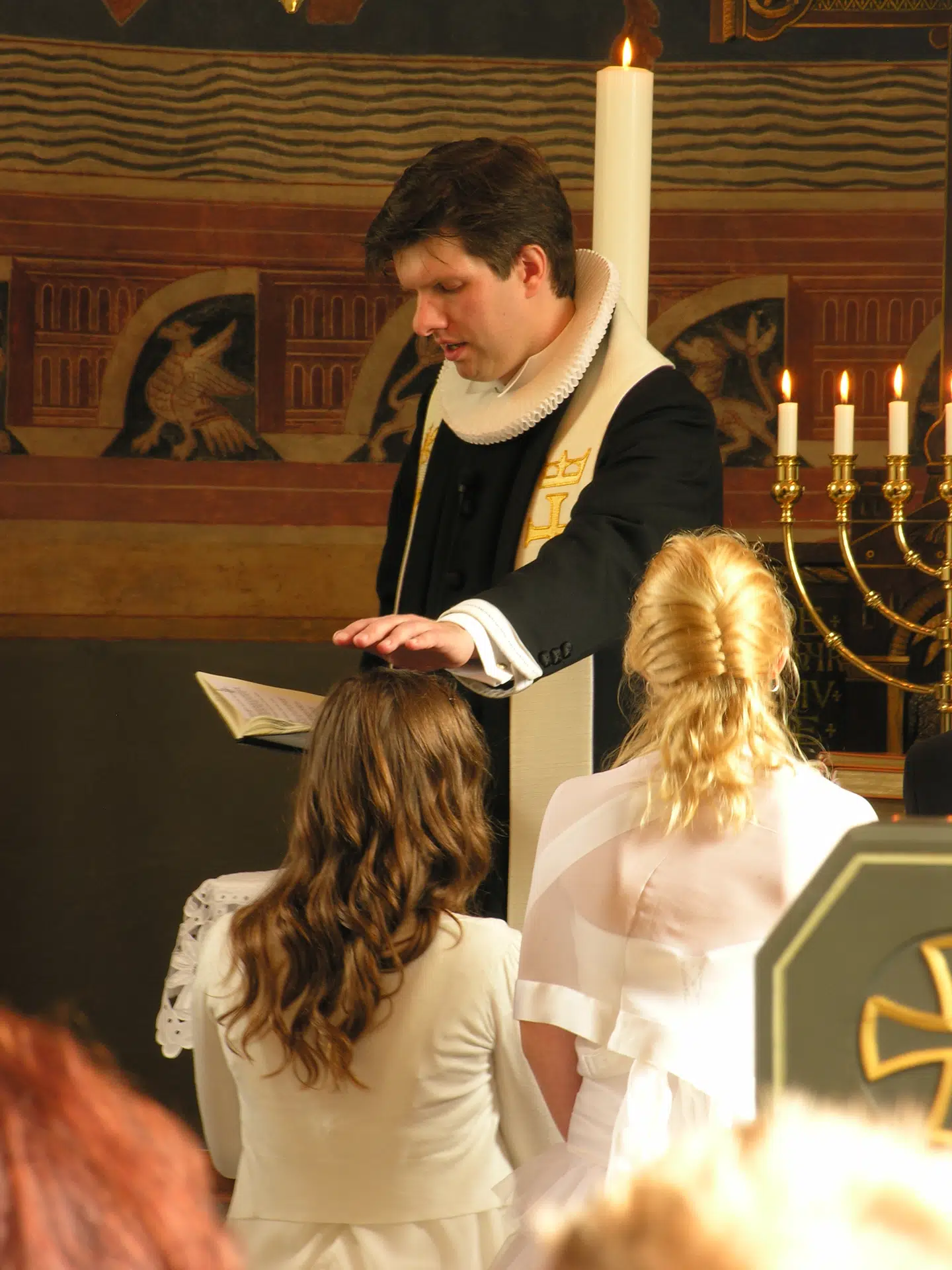 Præsten Thomas Gotthard under en konfirmation i Skibby Kirke.