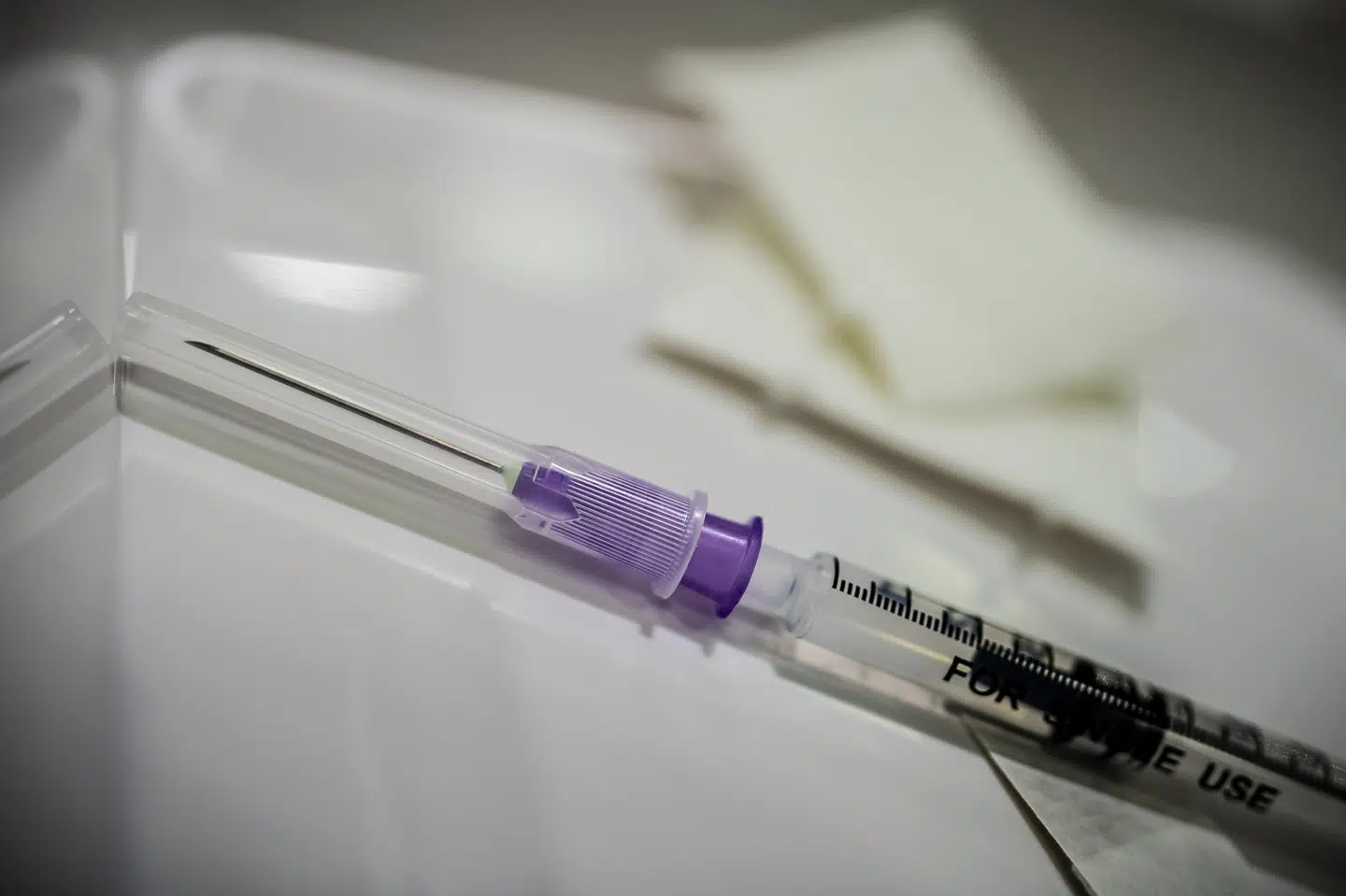 Til næste år vil statsminister Mette Frederiksen (S) have vaccineproduktion i Danmark. Det er dog svært at se for sig, mener Lægemiddelindustriforeningen. (Arkivfoto) Michael Kappeler/Ritzau Scanpix