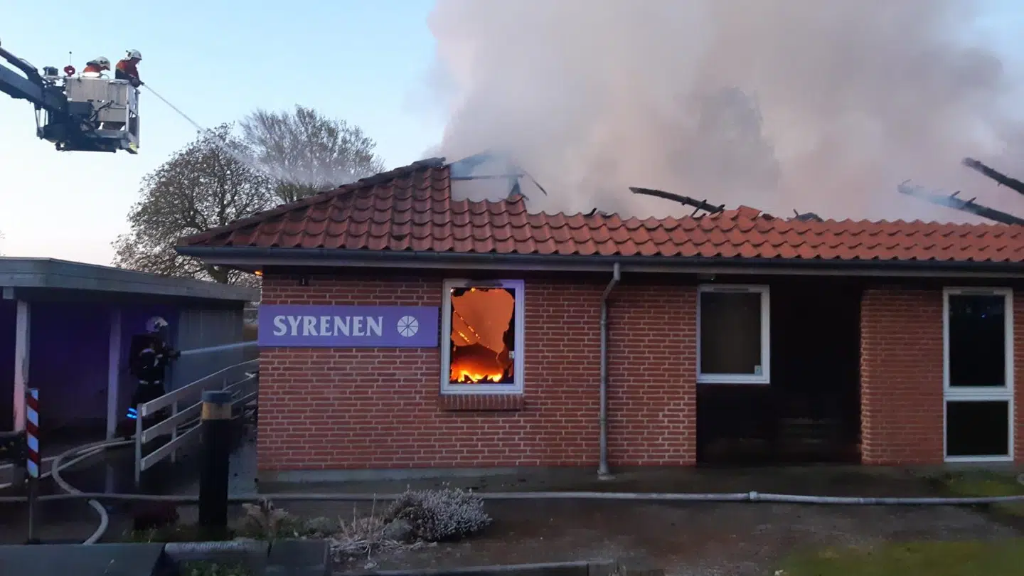 En heftig brand har tirsdag morgen brændt et bosted ned. Foto: Thomas Kristensen, Byrd