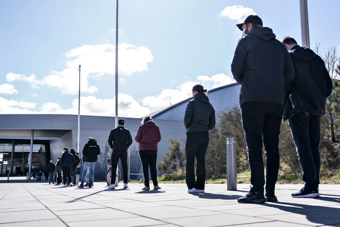 Der kan være lang kø til en lyntest, efter at flere dele af samfundet er genåbnet med krav om coronapas. (Arkivfoto) Henning Bagger/Ritzau Scanpix