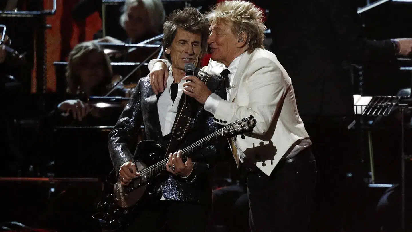 Ronnie Wood på scenen med Rod Stewart i 2020.