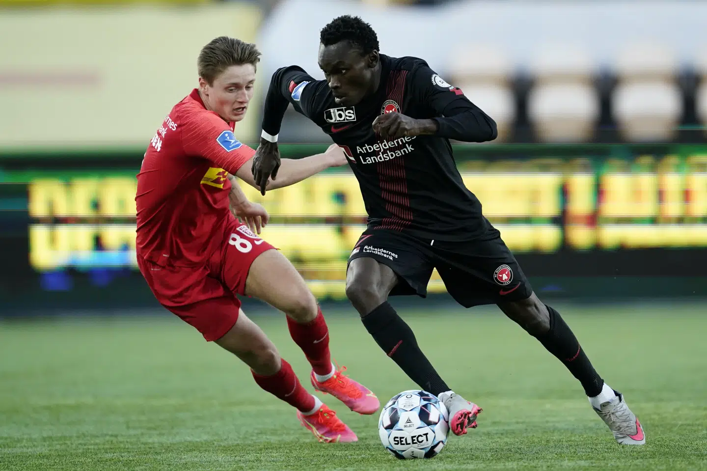 Magnus Kofod (til venstre) spillede sin førsteholdskamp nummer 133, da FC Nordsjælland mandag aften slog FC Midtjylland i Superligaen. Mads Claus Rasmussen/Ritzau Scanpix