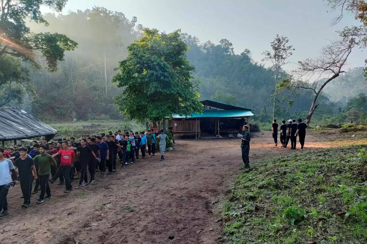 Demonstranter har her sluttet sig til træning hos oprørsgruppen Karen National Union i april. Obtained By Reuters/Reuters