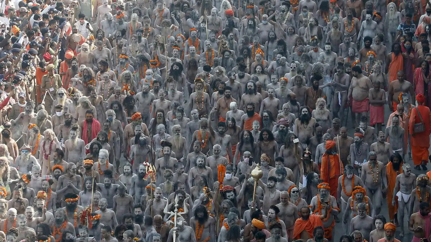 Sådan så det ud i den nordindiske by Haridwar for få uger siden, da den traditionelle Kumbh Mela blev fejret med millioner af deltagene. Ikke mange ansigtsmasker at spore.