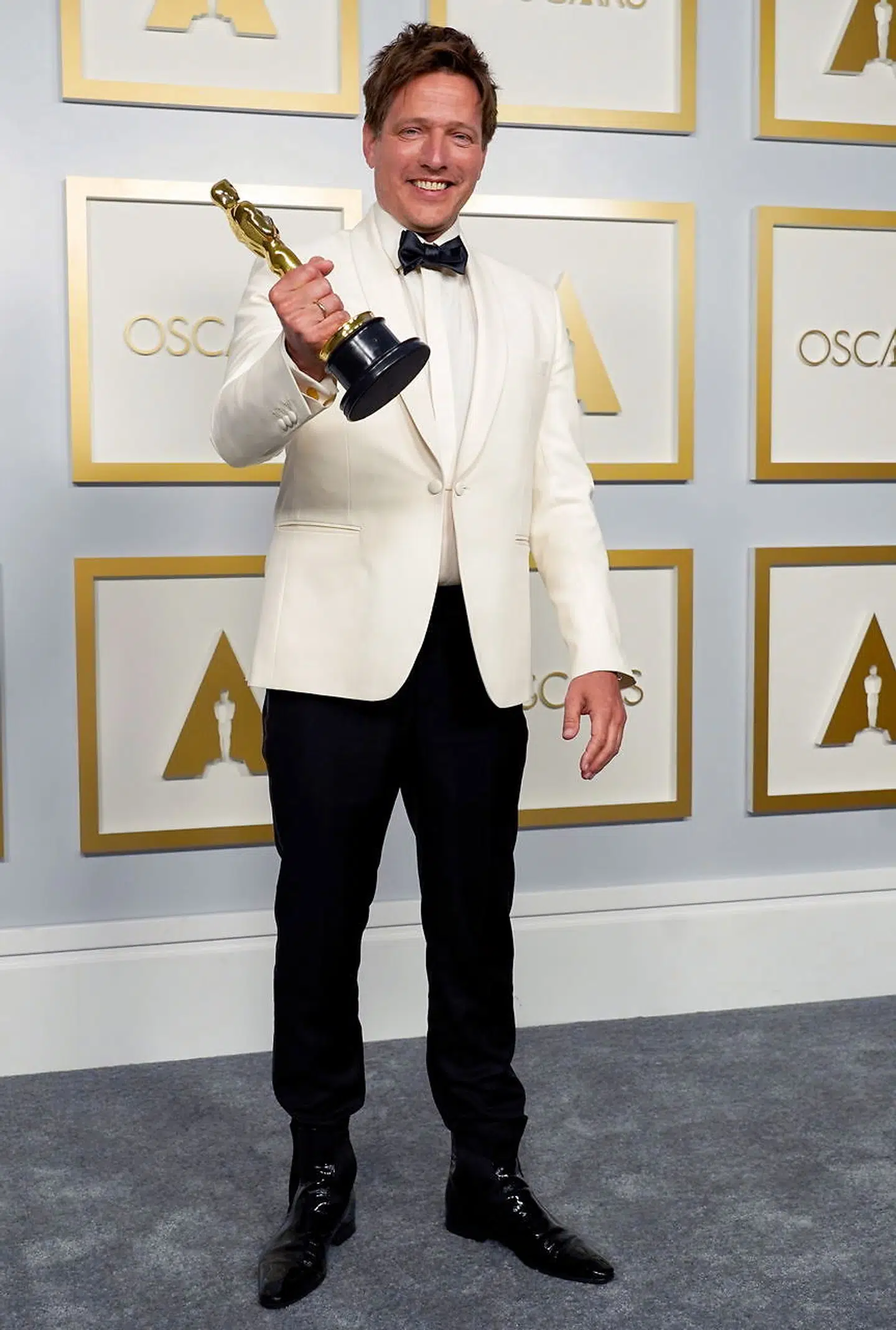 Thomas Vinterberg med sin Oscar-statuette.