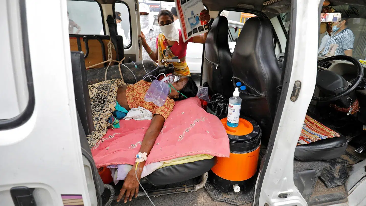 Inderne dør, mens de venter på at komme ind på et COVID-19 hospital til behandling.