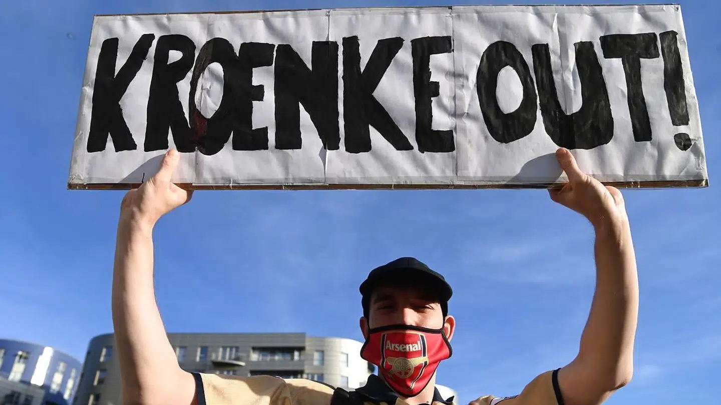 Inden fredagens hjemmekamp mod Everton demonstrerede Arsenal-fans mod klubbens ejer, Stan Kroenke, foran Emirates.
