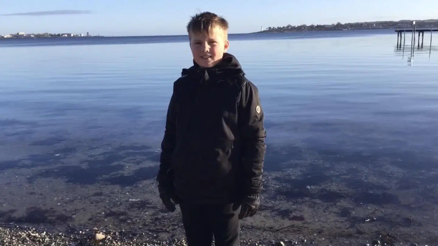 For Noah er stranden et frirum, hvor han kan slappe af. Men det er også her, han har fundet muslinger til sit forskningsprojekt. Foto: Privat.