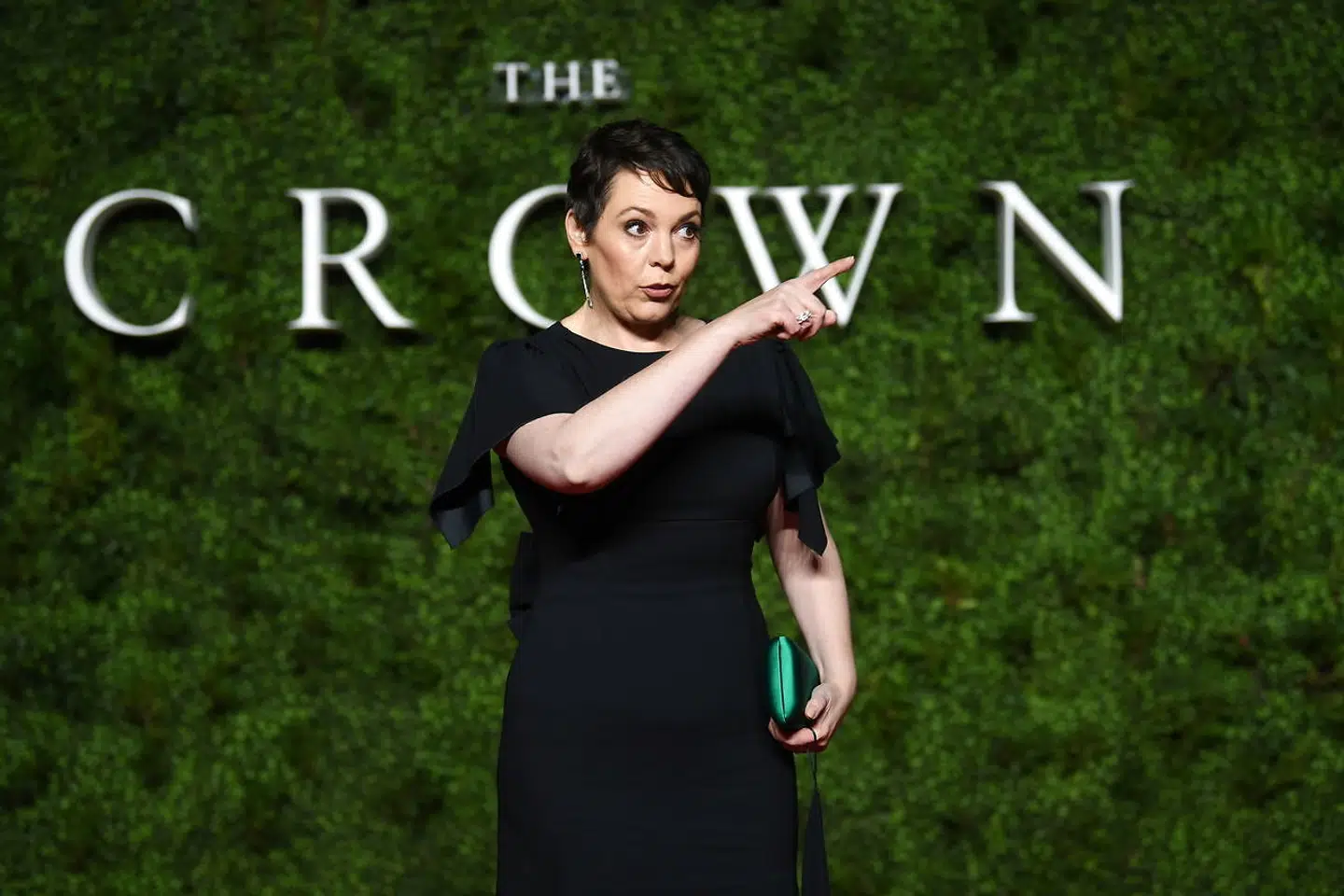 Olivia Colman har de seneste to sæsoner indtaget rollen som prins Andrews mor, dronning Elizabeth. EPA/NEIL HALL