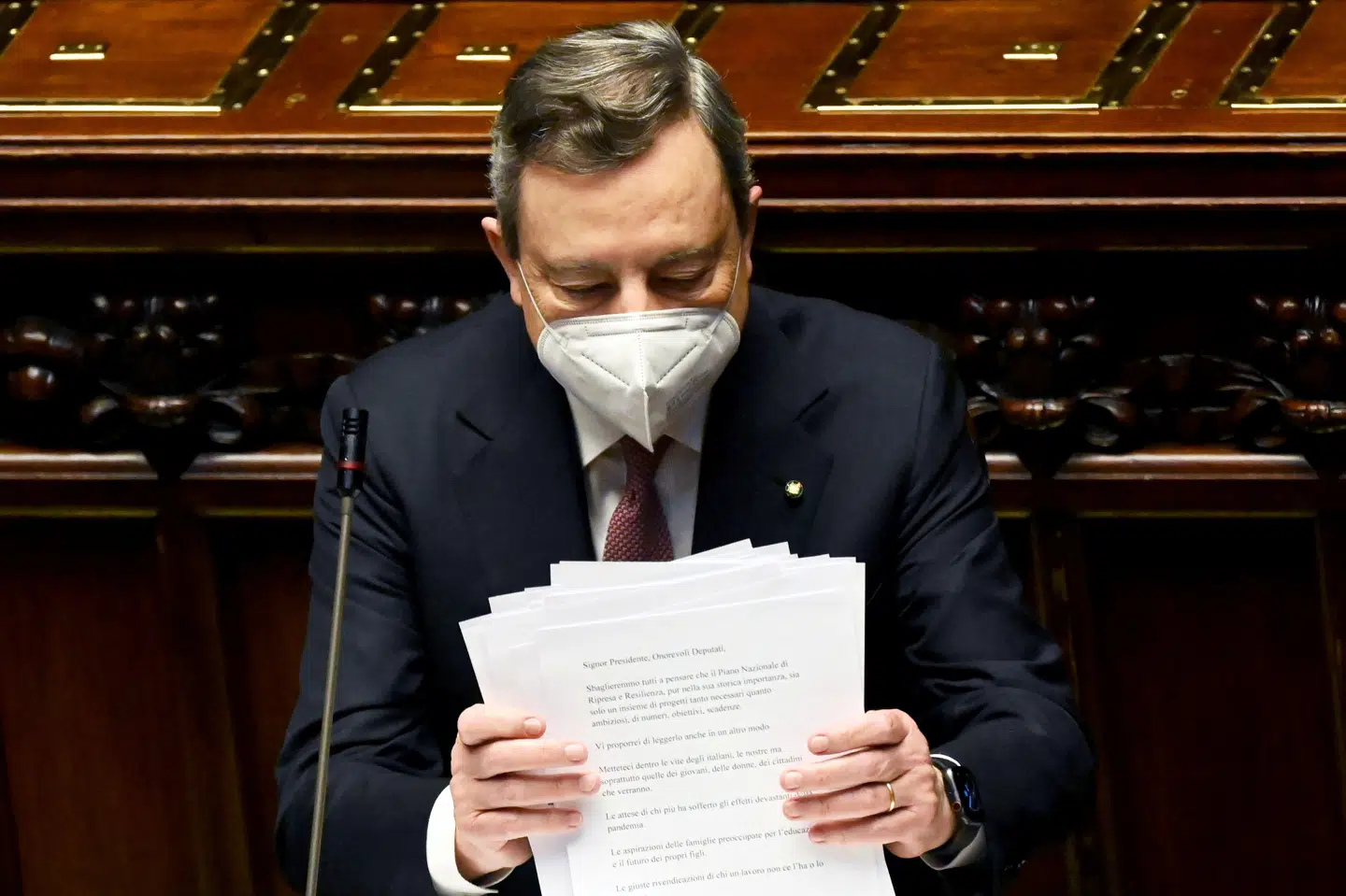 Mario Draghi siger mandag, at genopretningsplanen vil hjælpe med at reparere økonomien og den sociale skade forårsaget af pandemien. Pool/Reuters