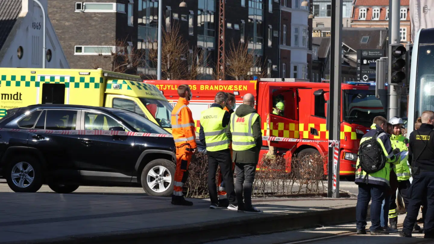 Betjenten kom ikke alvorligt til skade.