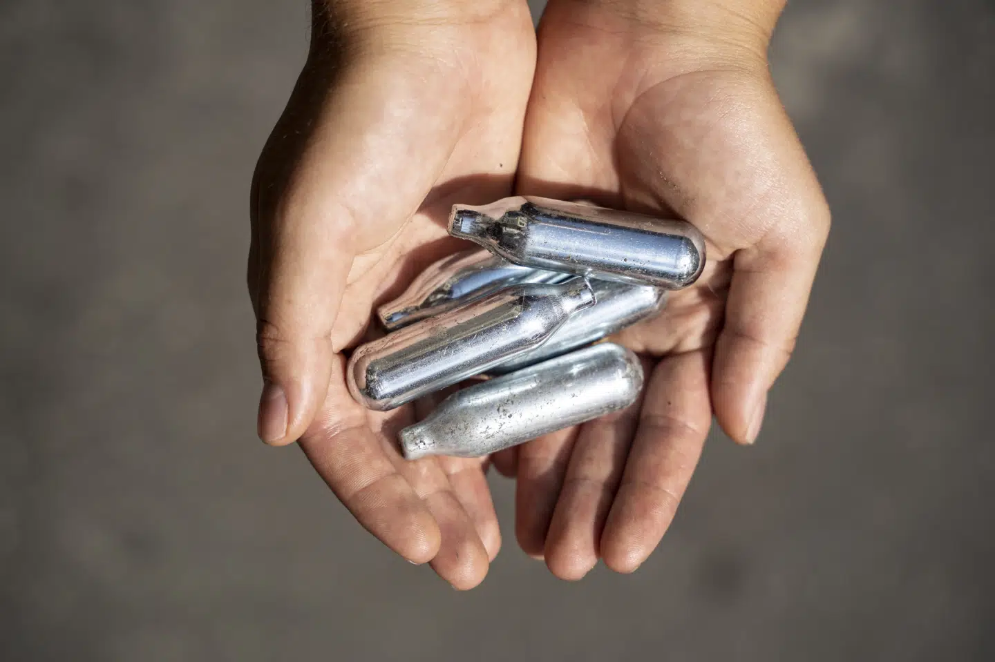 En 21-årig mand inhalerede en stor beholder med 600 gram lattergas tidligere den dag, hvor han kørte en femårig pige ihjel på Peter Bangs Vej i Valby. På billedet ses små beholdere, der normalt indeholder otte gram lattergas. (Arkivfoto) Sofie Mathiassen/Ritzau Scanpix