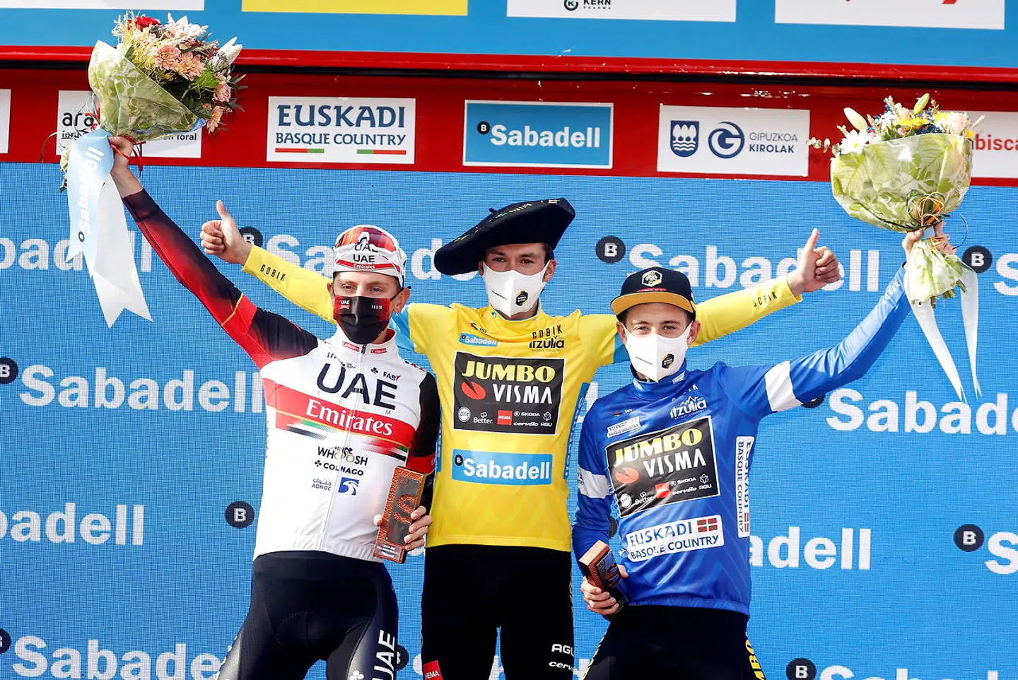 Jonas Vingegaard (th.) blev nummer to i Baskerlandet Rundt. Holdkammerat Primoz Roglic (i midten) blev nummer et, mens Tadej Pogacar (tv.) måtte nøjes med en tredjeplads.