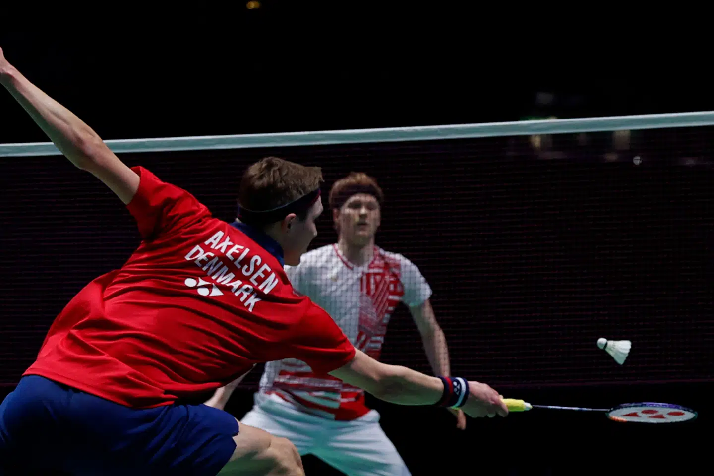Viktor Axelsen (i rødt) mødte Anders Antonsen (i hvidt) i semifinalen ved All England. Ved denne uges EM er de seedet som henholdsvis nummer ét og to. (Arkivfoto) Adrian Dennis/Ritzau Scanpix