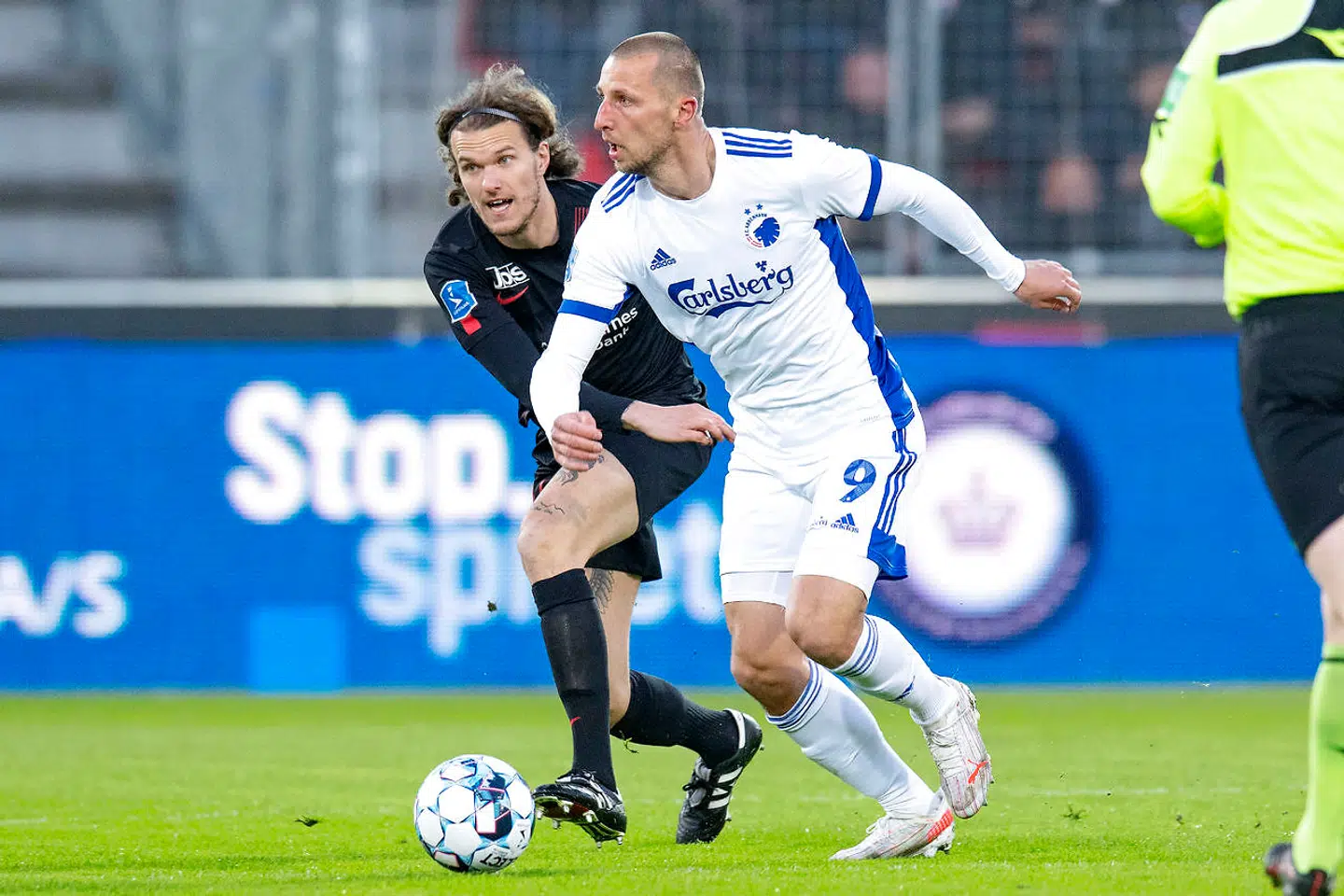 FCK's Kamil Wilczek i kamp med FC Midtjyllands Alexander Scholz i superligakampen mellem FC Midtjylland og FC København på MCH Arena i Herning, torsdag den 22. april 2021.. (Foto: Bo Amstrup/Ritzau Scanpix)