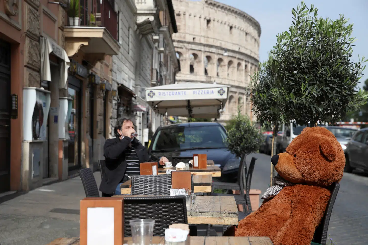 Italien genåbner delvist, mens parlament drøfter plan for genopretning. Barer, restauranter, biografer og koncertsale genåbnes med restriktioner, hvilket vækker store forhåbninger om en næsten normal sommer. Yara Nardi/Reuters