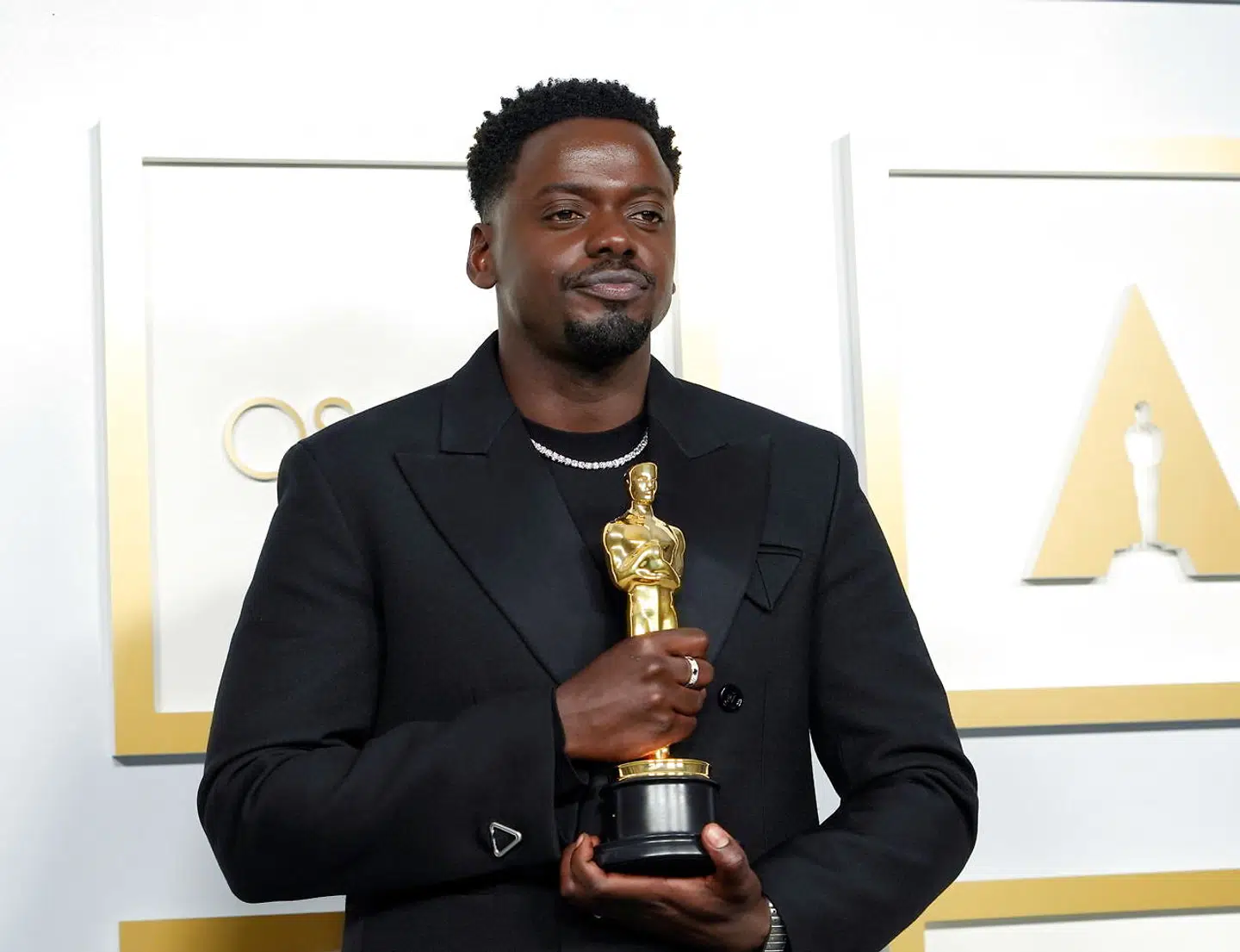 Daniel Kaluuya med sin Oscar-statuette.