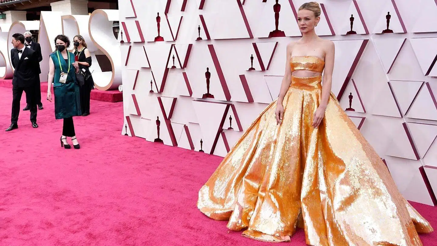 Den britiske skuespillerinde Carey Mulligan havde iført sig en yderst opsigtsvækkende og smuk guldkjole.