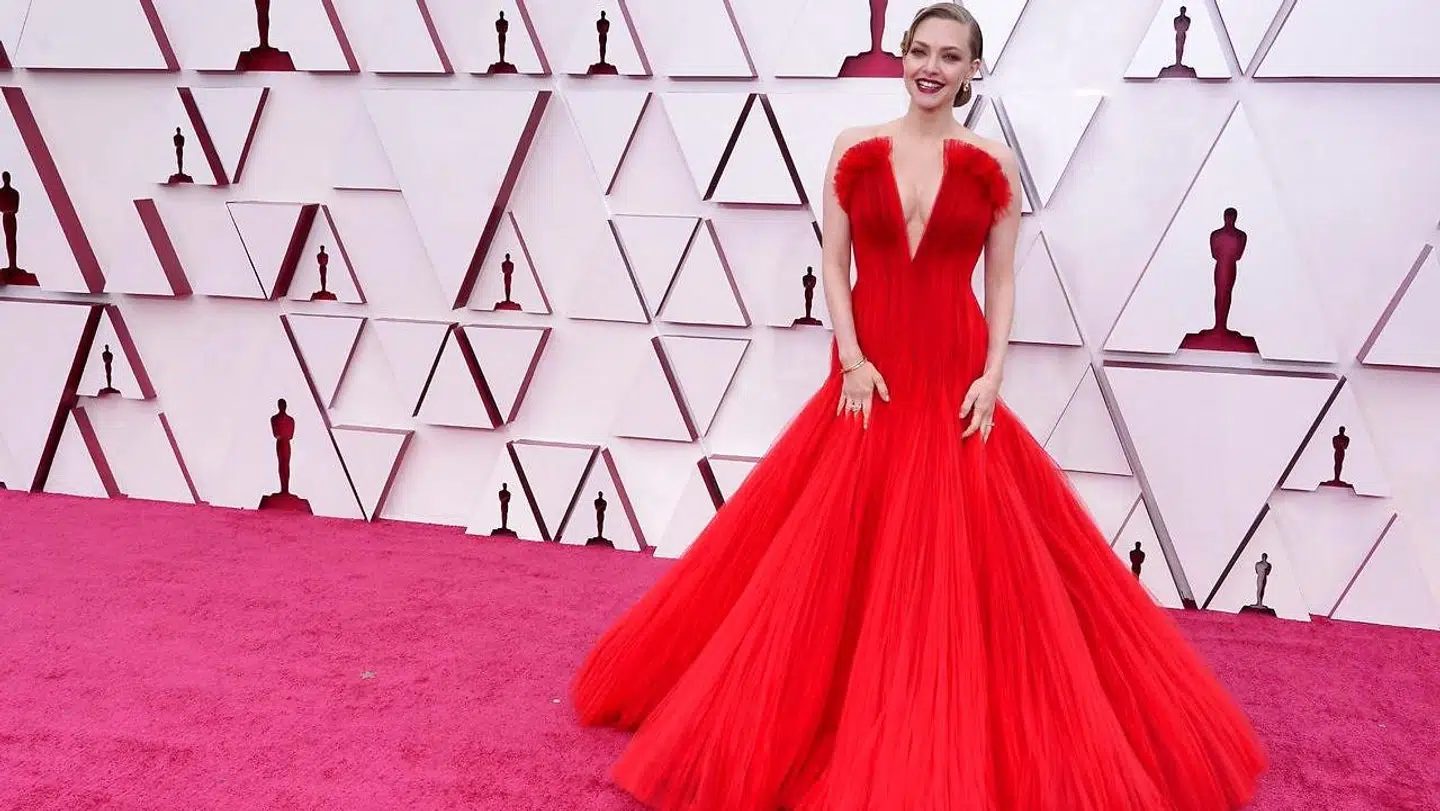 Den Oscar-nominerede Amanda Seyfried i en smuk, nedringet, rød sag.