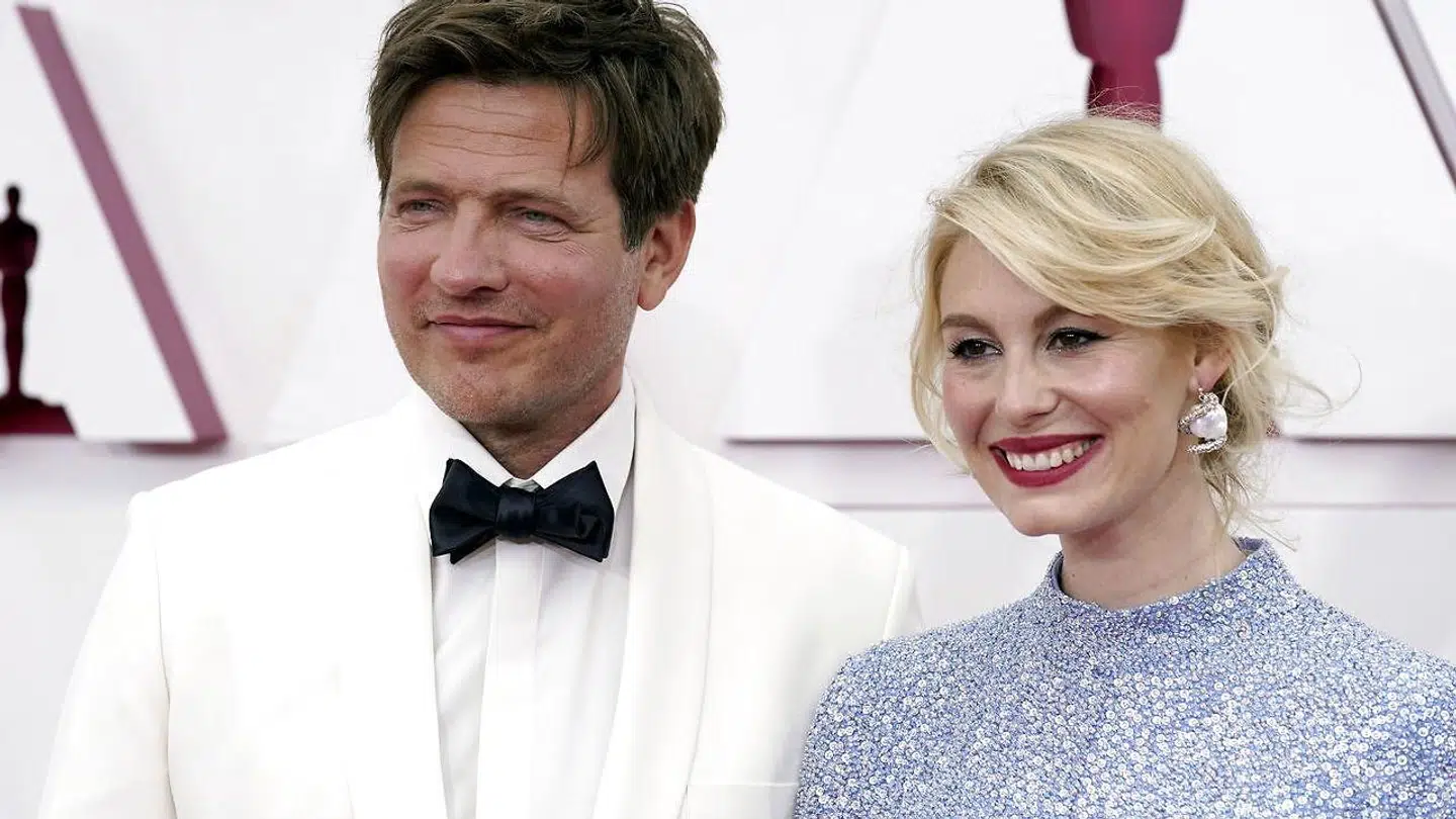 Thomas Vinterberg og hans kone, skuespiller Helene Reingaard Neumann på den røde løber før Oscar-showet.