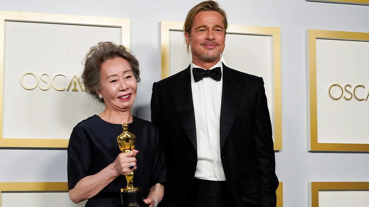 Brad Pitt med Yuh-Jung Youn som vandt 'Bedste kvindelige birolle'.