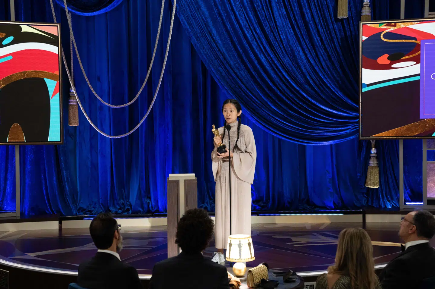 Her modtager Chloé Zhao oscarstatuetten i kategorien Bedste Instruktør. Todd Wawrychuk/Ritzau Scanpix