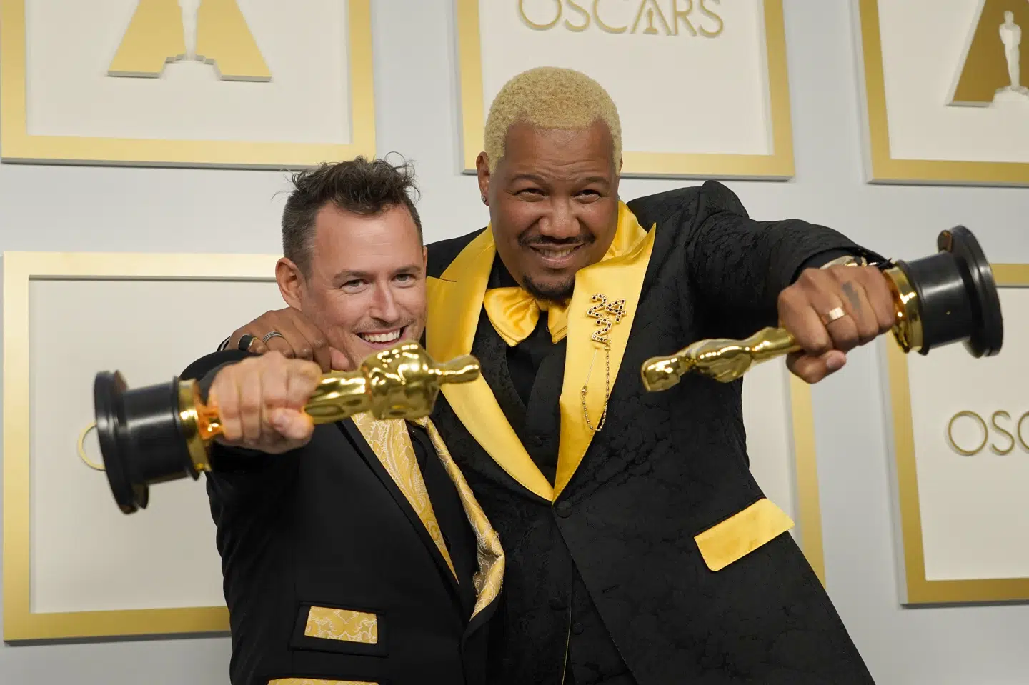 Martin Desmond Roe (t.v.) og Travon Free (t.h.) glæder sig over Oscar. Chris Pizzello/Ritzau Scanpix