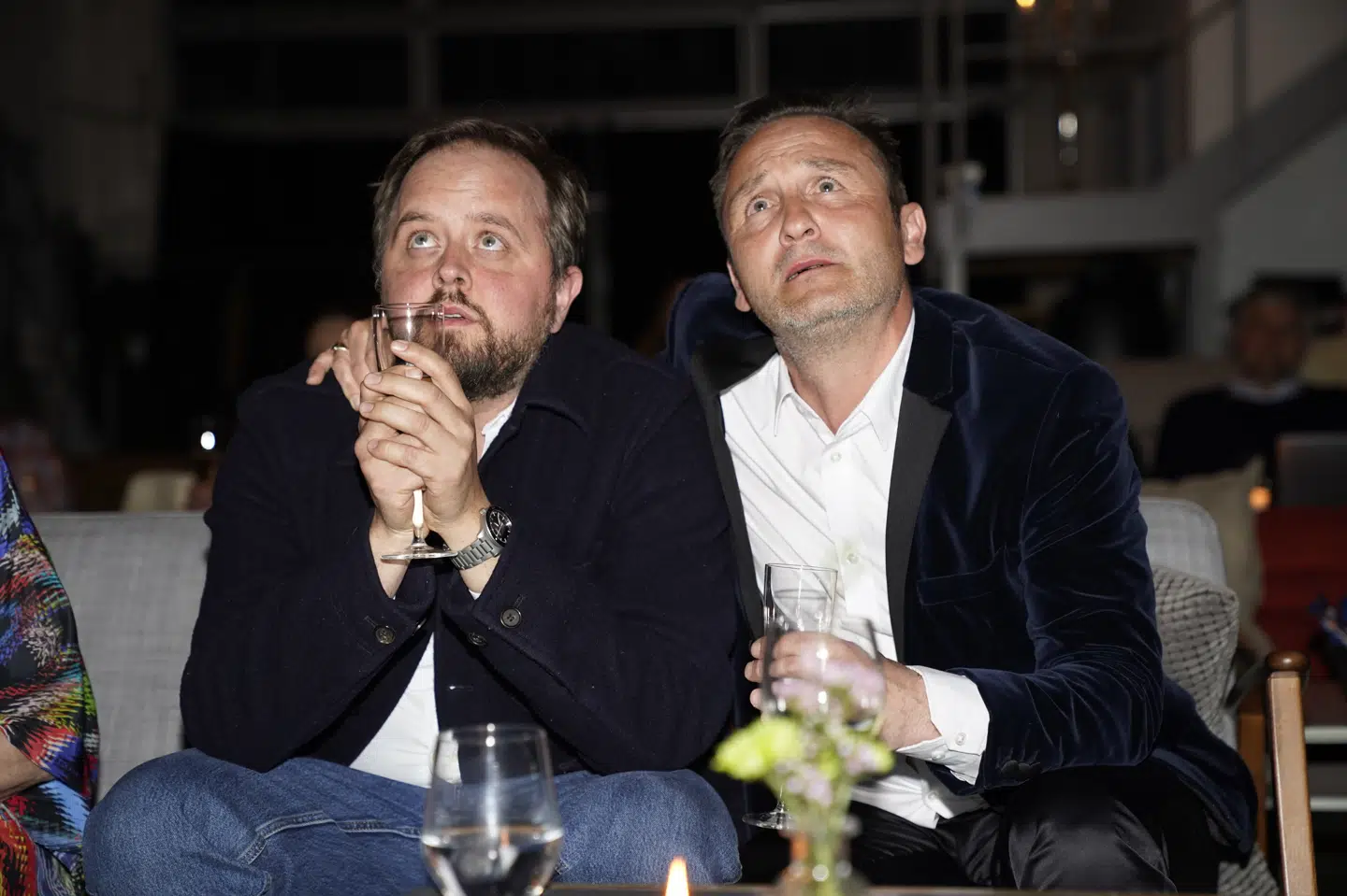 Skuespillerne Magnus Millang (tv) og Lars Ranthe (th) fulgte nervøst med fra Zentropas hovedkontor sammen med resten af holdet bag filmen Druk, da nattens oscarstatuetter skulle uddeles. Ida Marie Odgaard/Ritzau Scanpix