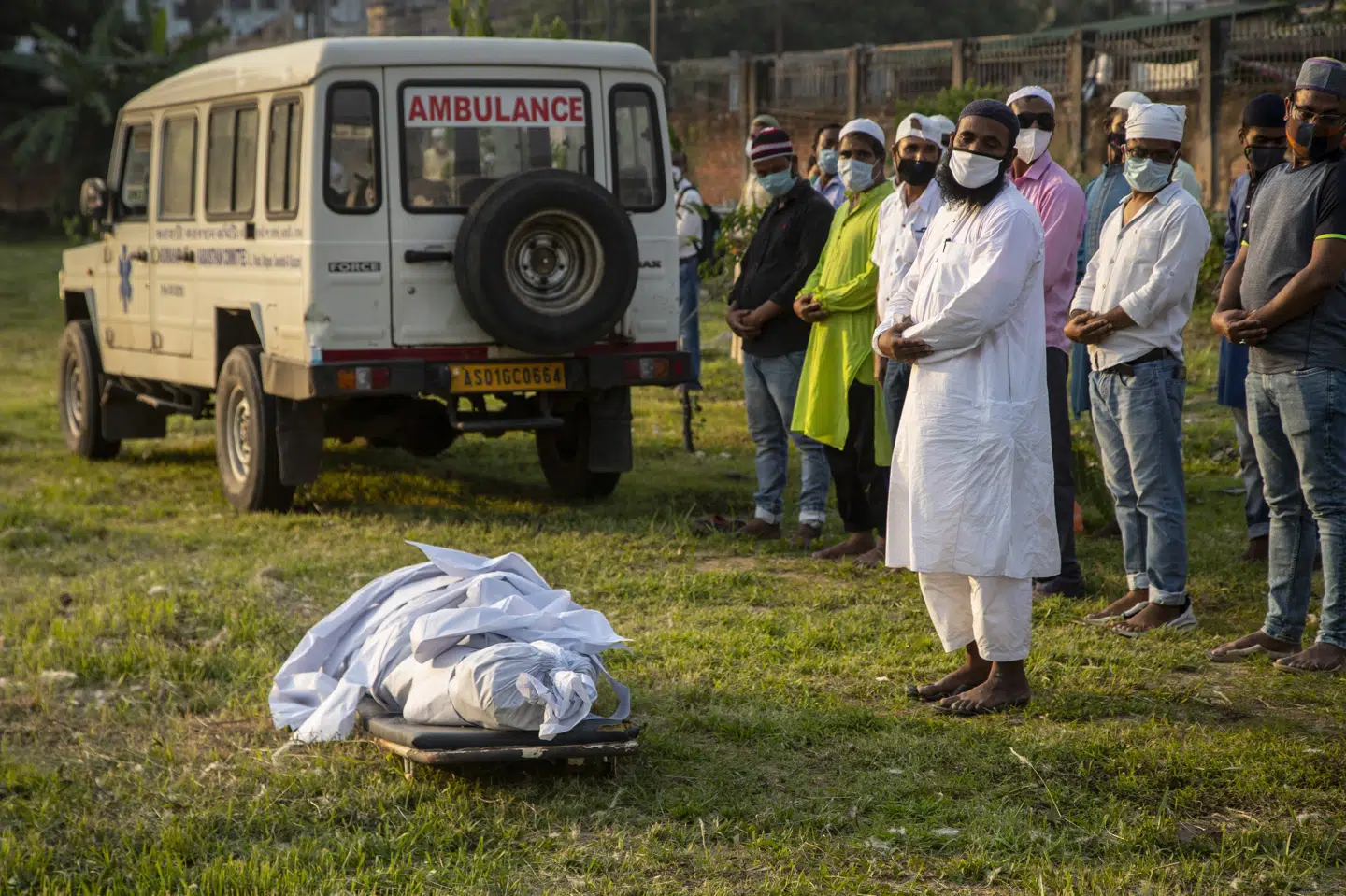 Indere beder for et familiemedlem, som er død efter coronasmitte, i byen Guwahati. Anupam Nath/Ritzau Scanpix