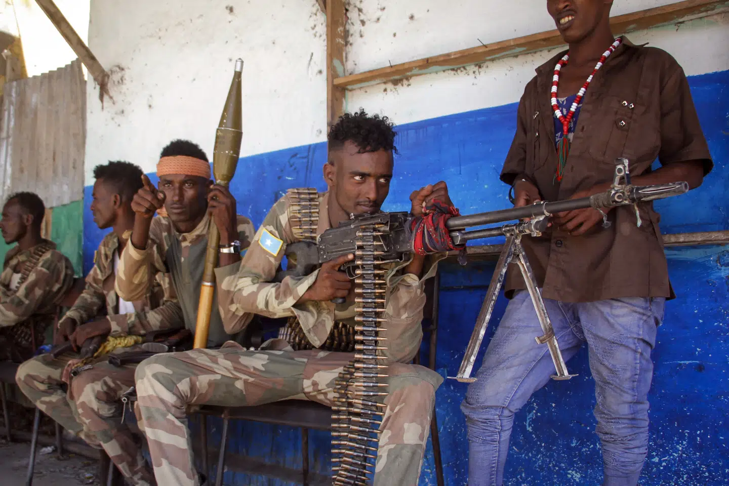 Somalia har adskillige store problemer ved siden af tørke og coronapandemi. På billedet, der er taget søndag i Somalias hovedstad, Mogadishu, ses soldater, der støtter militser, som er imod regeringen. Farah Abdi Warsameh/Ritzau Scanpix