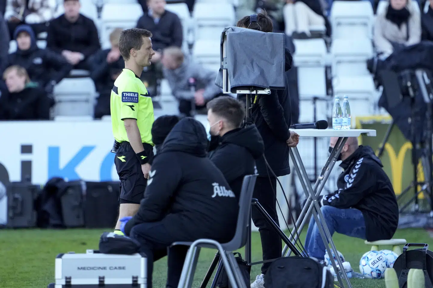 Dommer Jonas Hansen studerede den situation, der førte til straffesparket i starten af superligakampen mellem OB og Lyngby. OB scorede på straffesparket og vandt senere kampen med 2-0. Frank Cilius/Ritzau Scanpix