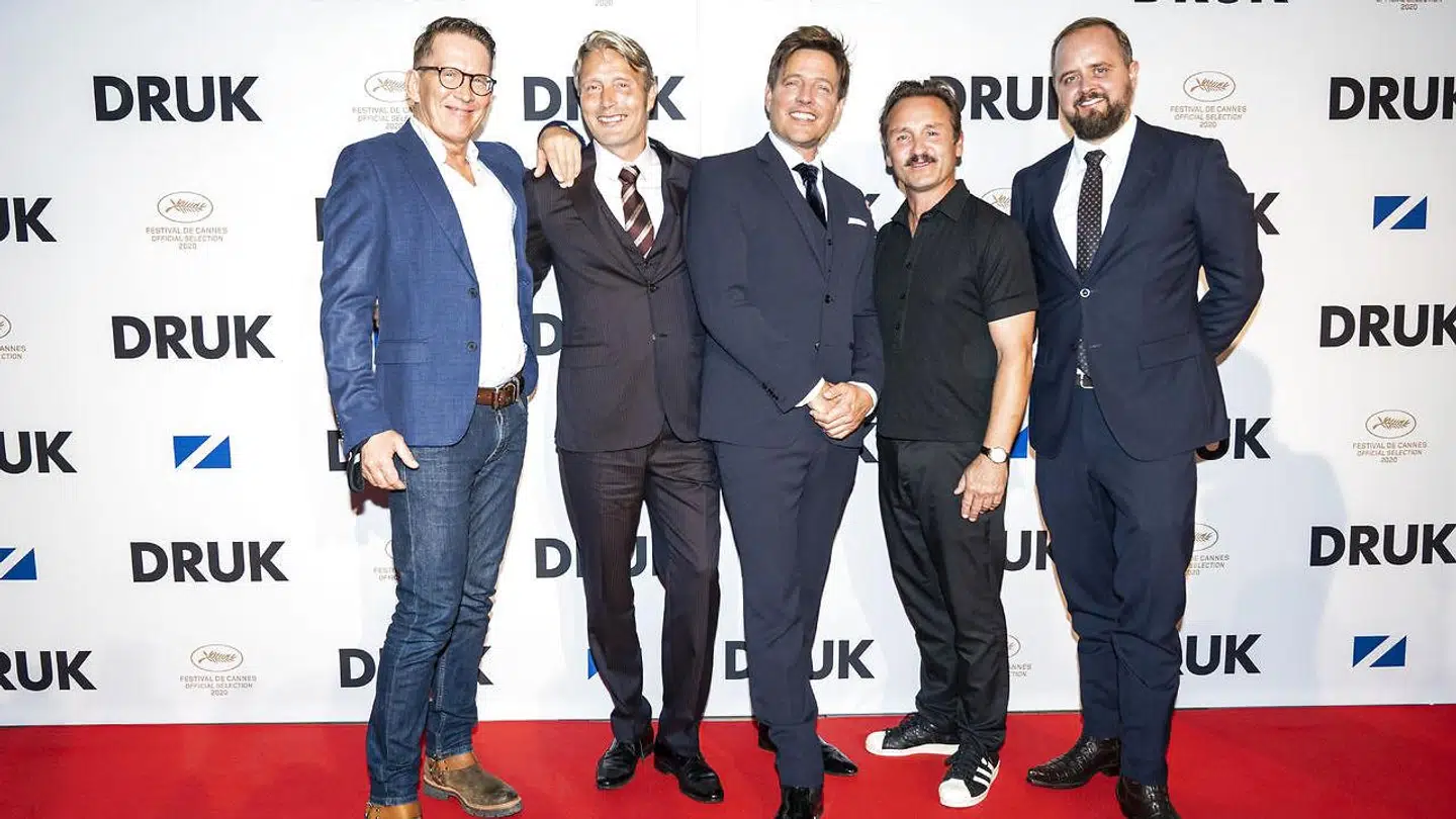 Holdet bag filmen med Lars Ranthe, Mads Mikkelsen, Susse Wold, Thomas Vinterberg, Thomas Bo Larsen og Magnus Millang ved gallapremieren.