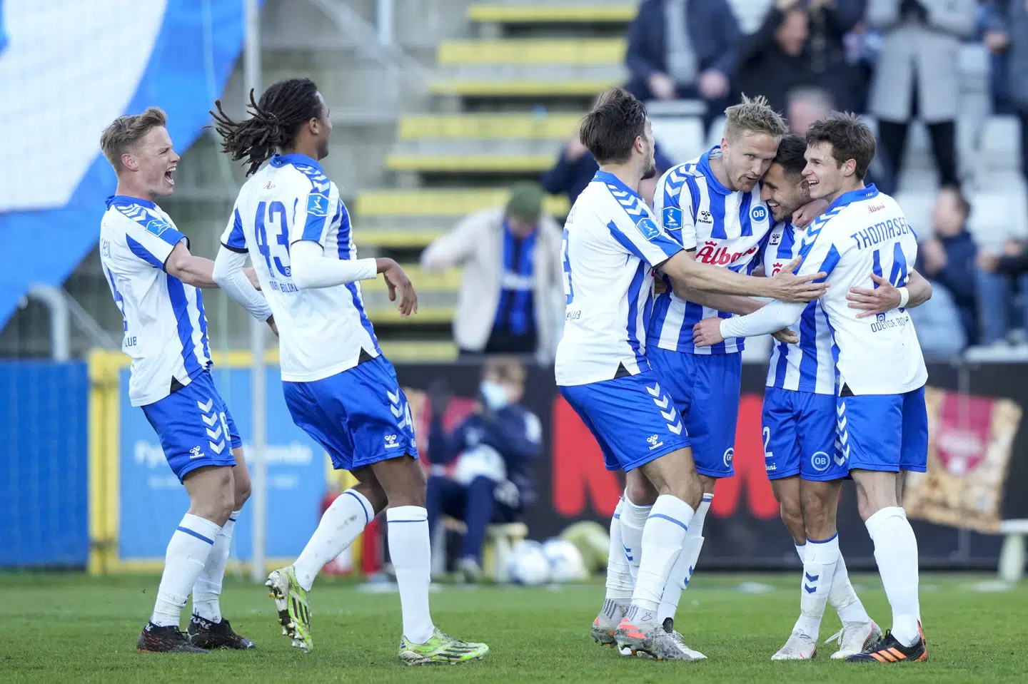OB-spillerne fejrer Bashkim Kadriis mål til 2-0. Frank Cilius/Ritzau Scanpix