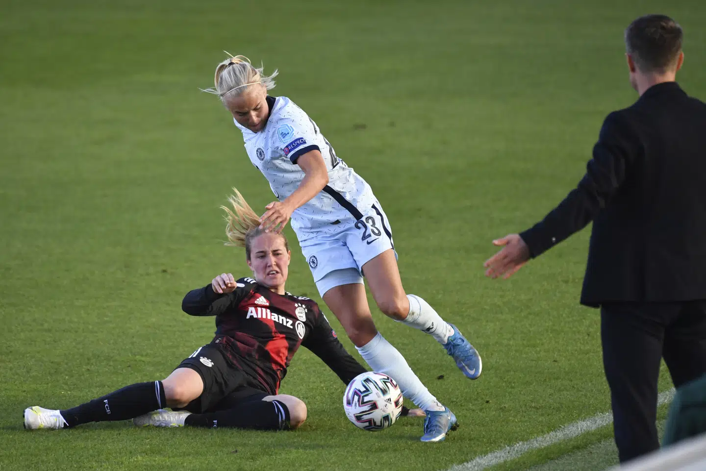 Chelsea-angriberen Pernille Harder forsøger et gennembrud og bliver forsøgt bremset af Bayern München-spilleren Amanda Ilestedt i søndagens semifinale i Champions League. Chelsea tabte 1-2. Frank Hoermann/Sven Simon/Ritzau Scanpix