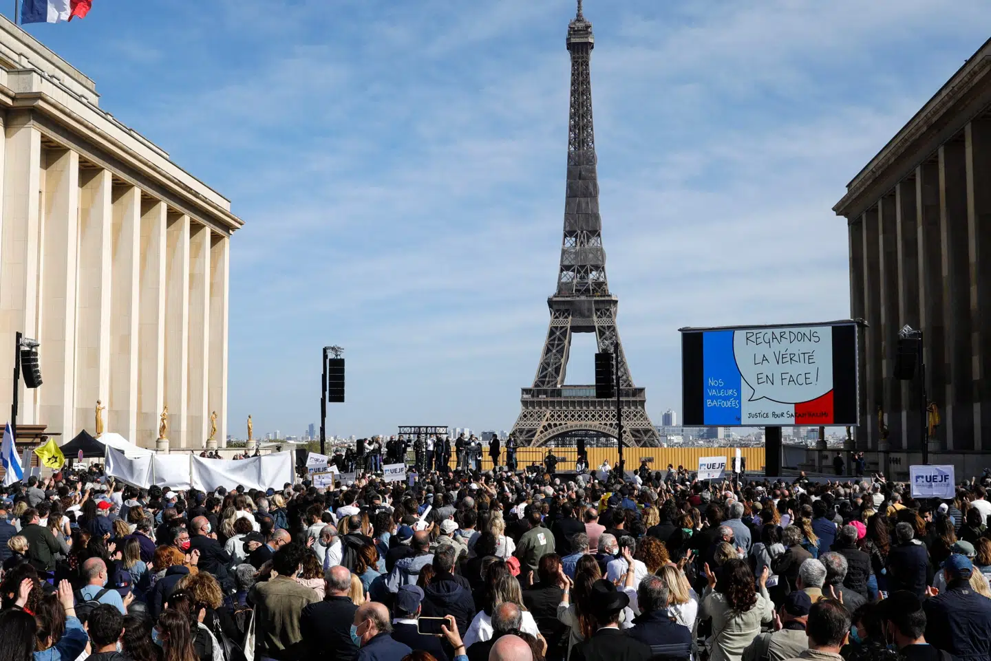 Demonstranter i Paris protesterer over, at den mistænkte gerningsmand til drabet på en 65-årig kvinde i Frankrig ikke retsforfølges, fordi han var påvirket af hash, da han skubbede kvinden i døden. Geoffroy Van Der Hasselt/Ritzau Scanpix