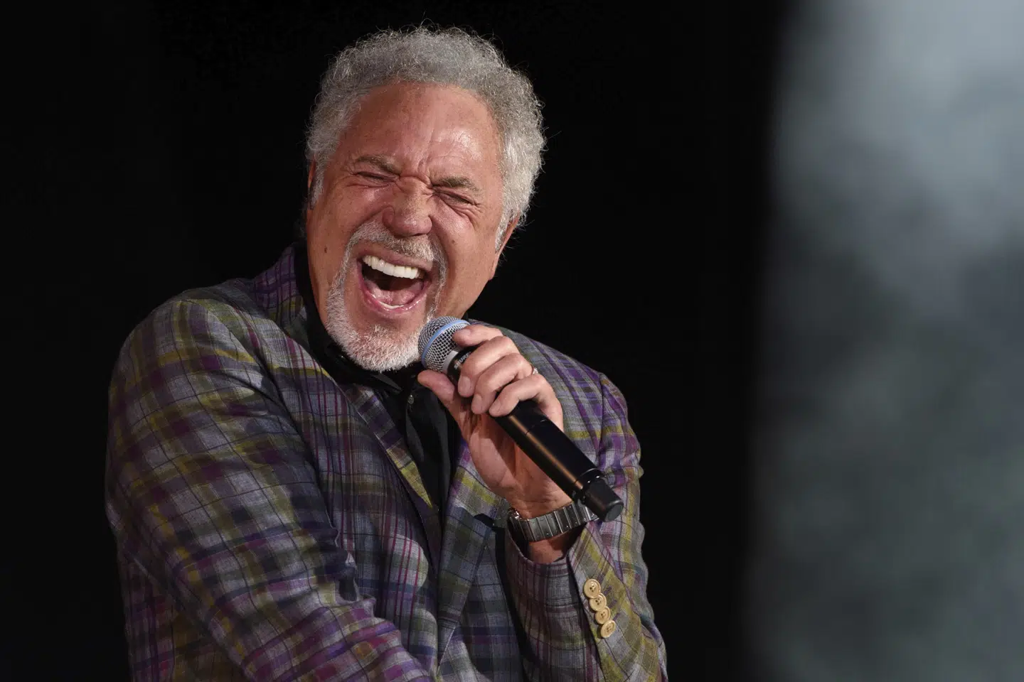 Tom Jones i sit rette element. Den får gas på scenen, her under en festival i Chelmsford i Essex, England, i 2015. Han er nu 80. Jonathan Short/Ritzau Scanpix