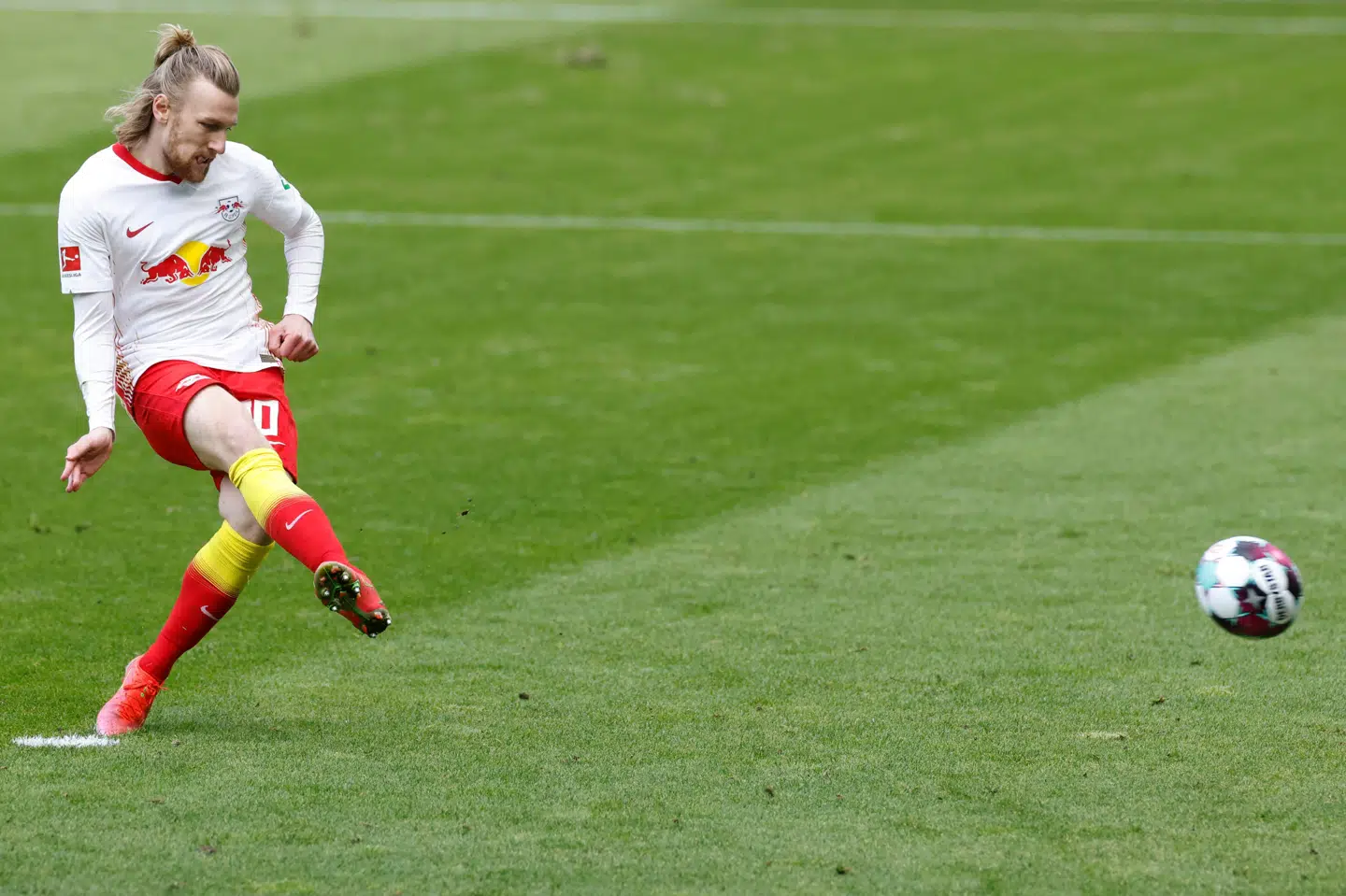 Leipzig-spilleren Emil Forsberg scorede på et straffespark til 2-0 mod Stuttgart. Odd Andersen/Ritzau Scanpix